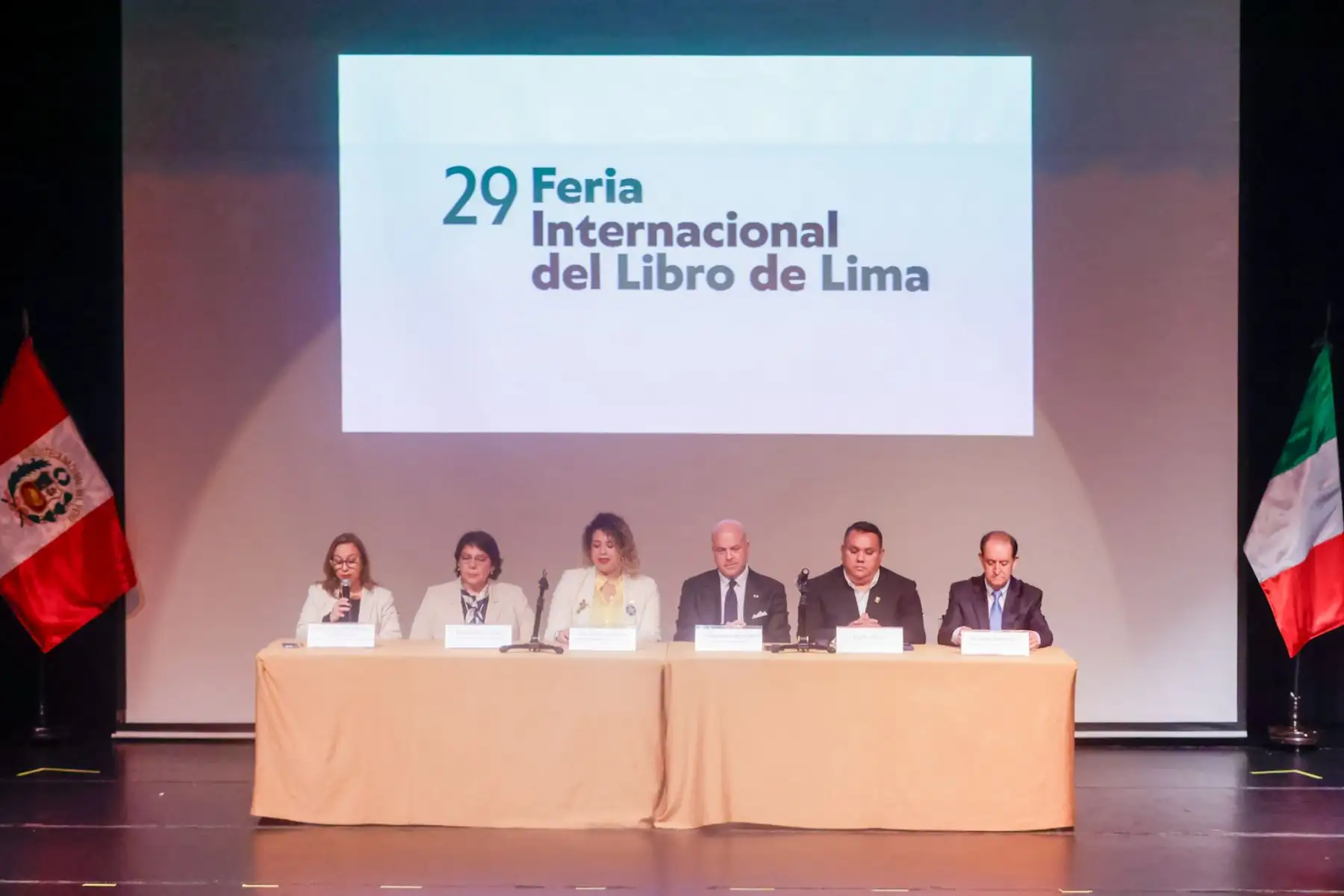 La Cámara Peruana del Libro presentó la 29ª edición de la Feria Internacional del Libro de Lima, que se realizará del 18 de julio al 6 de agosto en el Parque Próceres de la Independencia. Italia será el país invitado de honor, en conmemoración de los 151 años de relaciones diplomáticas con Perú. La feria contará con 250 stands, 8 auditorios y una variada programación cultural con autores nacionales e internacionales. Foto: ANDINA/Luis Iparraguirre