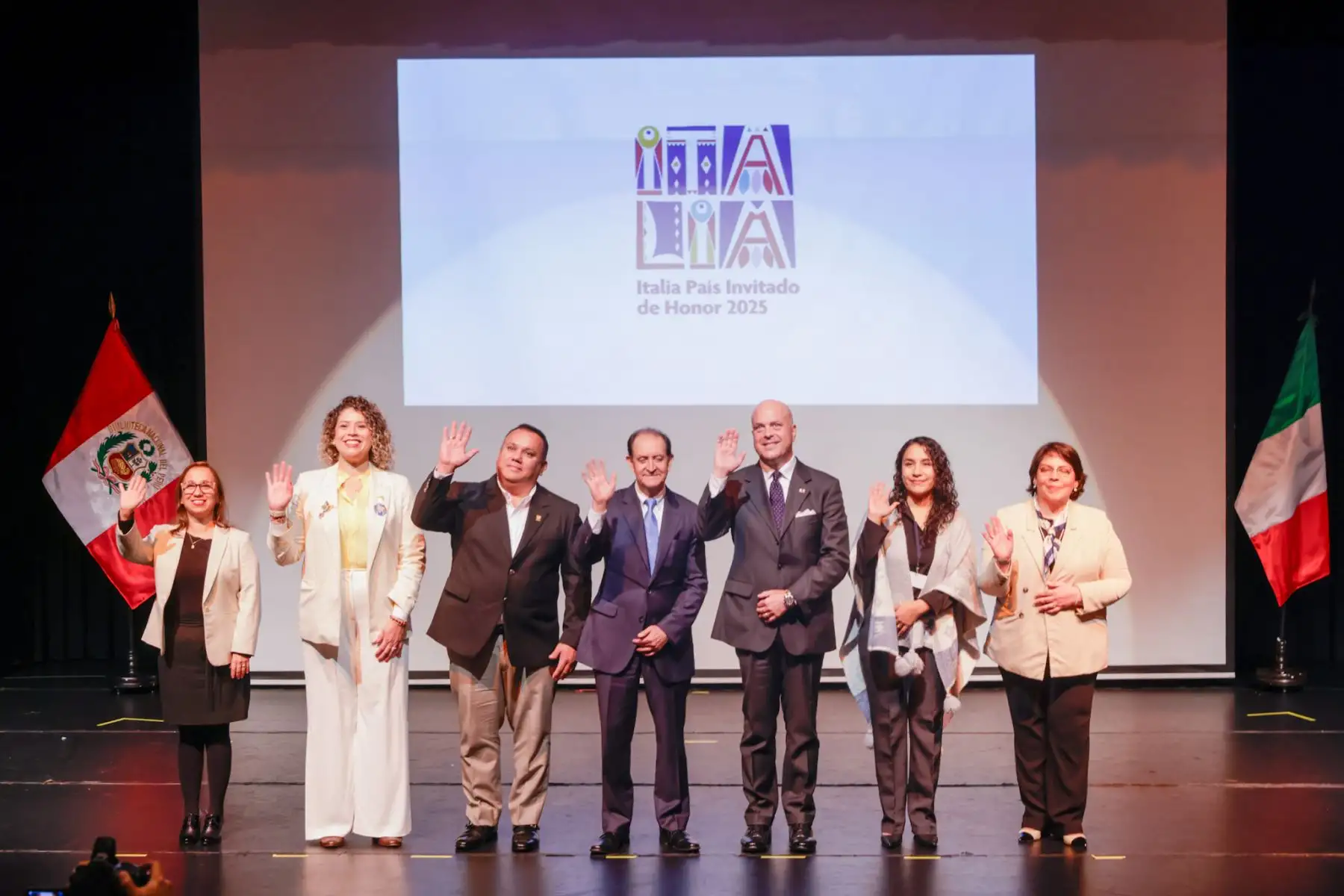 La Cámara Peruana del Libro presentó la 29ª edición de la Feria Internacional del Libro de Lima, que se realizará del 18 de julio al 6 de agosto en el Parque Próceres de la Independencia. Italia será el país invitado de honor, en conmemoración de los 151 años de relaciones diplomáticas con Perú. La feria contará con 250 stands, 8 auditorios y una variada programación cultural con autores nacionales e internacionales. Foto: ANDINA/Luis Iparraguirre