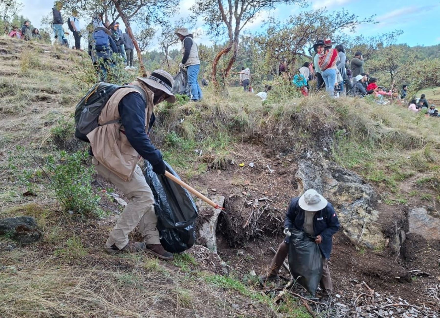 Trabajadores del parque arqueológico Sacsayhuamán laboraron incansablemente para retirar los residuos sólidos que dejaron los asistentes a la escenificación del Inti Raymi. ANDINA/Difusión
