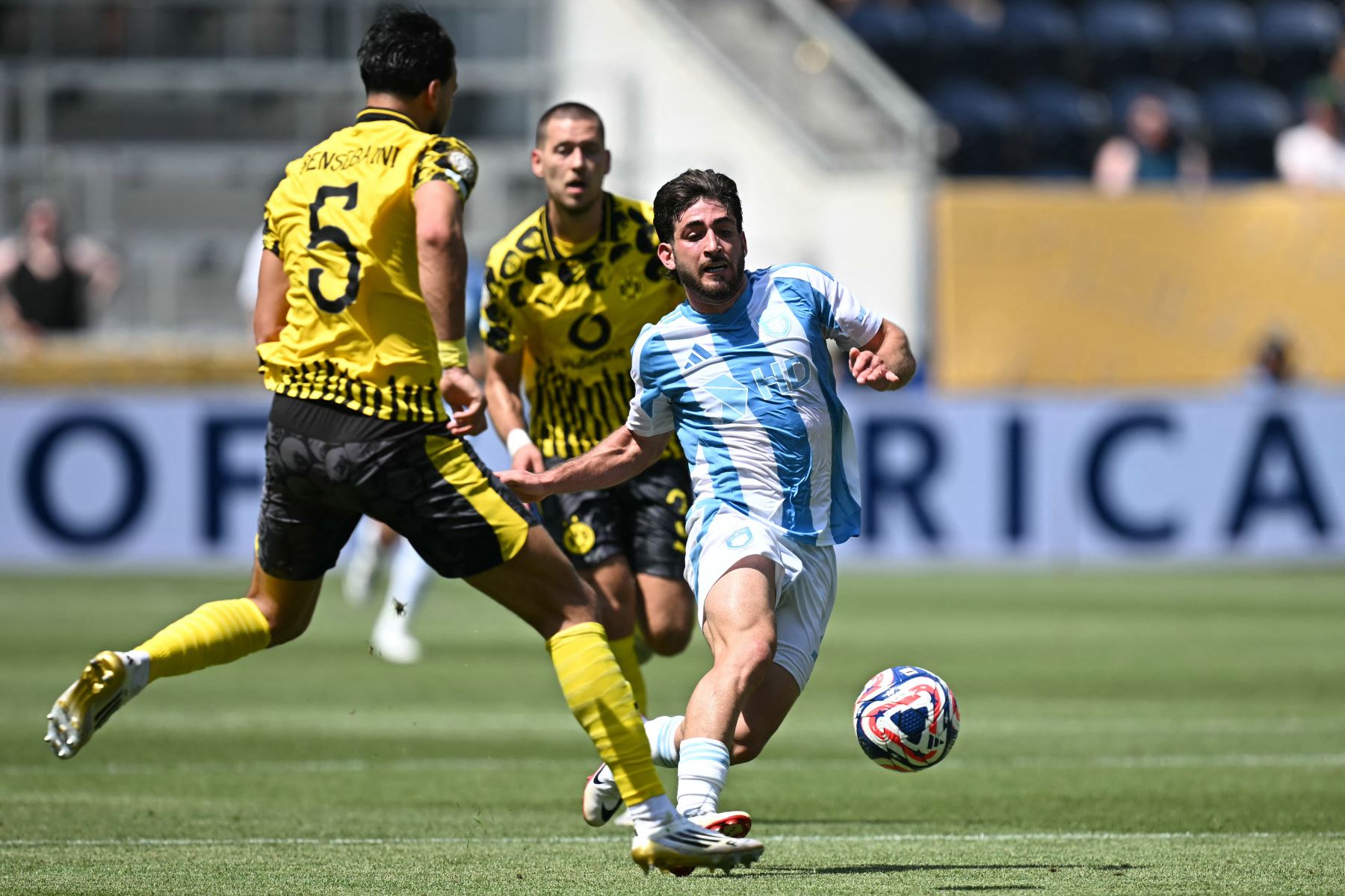 El mediocampista venezolano Matías Lacava del Ulsan Hyundai FC controla el balón durante el partido de fútbol del Grupo F de la Copa Mundial de Clubes de la FIFA 2025 entre el Borussia Dortmund de Alemania y el Ulsan HD de Corea del Sur en el estadio TQL en Cincinnati.
Foto: AFP