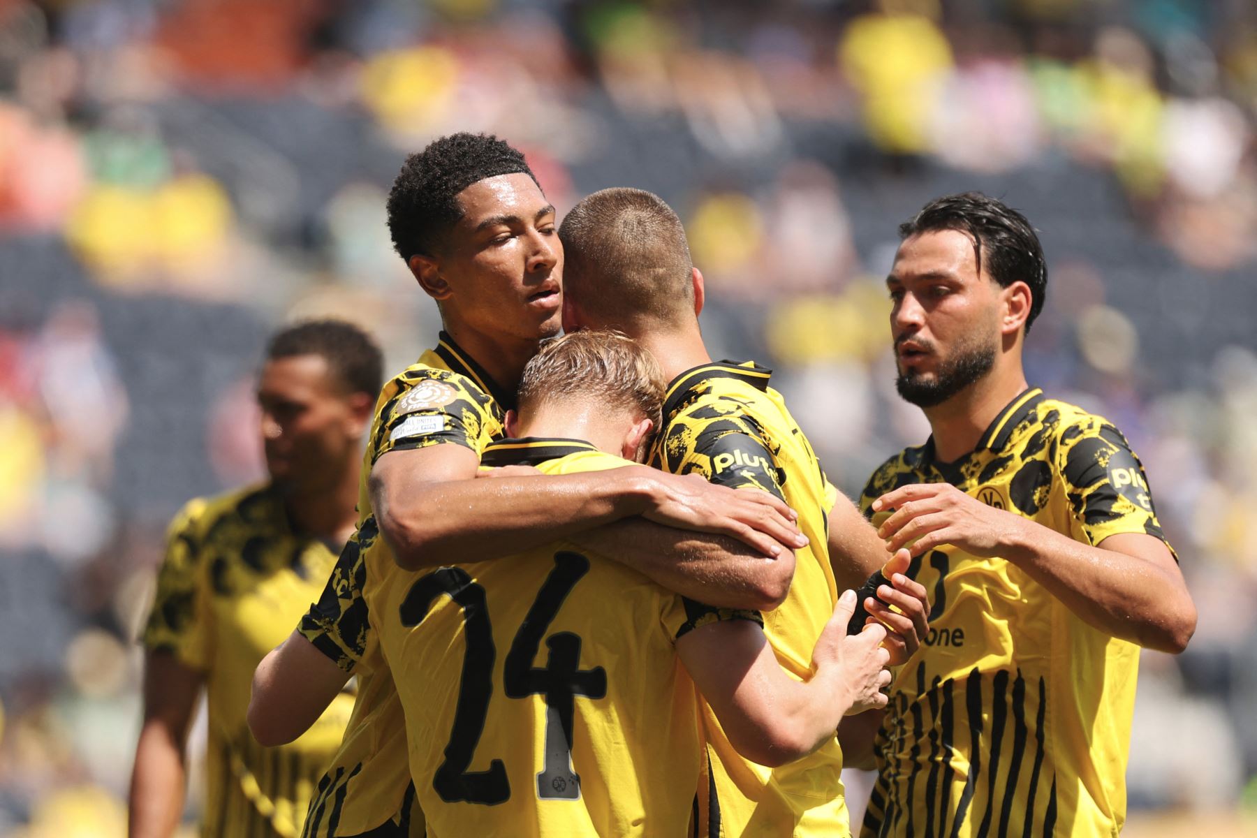 Daniel Svensson del Borussia Dortmund celebra el primer gol de su equipo con Jobe Bellingham , Ramy Bensebaini y Waldemar Anton  durante el partido del grupo F de la Copa Mundial de Clubes de la FIFA 2025 entre el Borussia Dortmund y el Ulsan HD FC en el Estadio TQL.
Foto: AFP