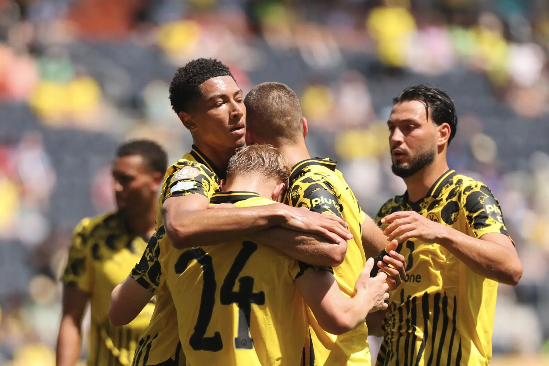 Daniel Svensson del Borussia Dortmund celebra el primer gol de su equipo con Jobe Bellingham , Ramy Bensebaini y Waldemar Anton  durante el partido del grupo F de la Copa Mundial de Clubes de la FIFA 2025 entre el Borussia Dortmund y el Ulsan HD FC en el Estadio TQL.
Foto: AFP