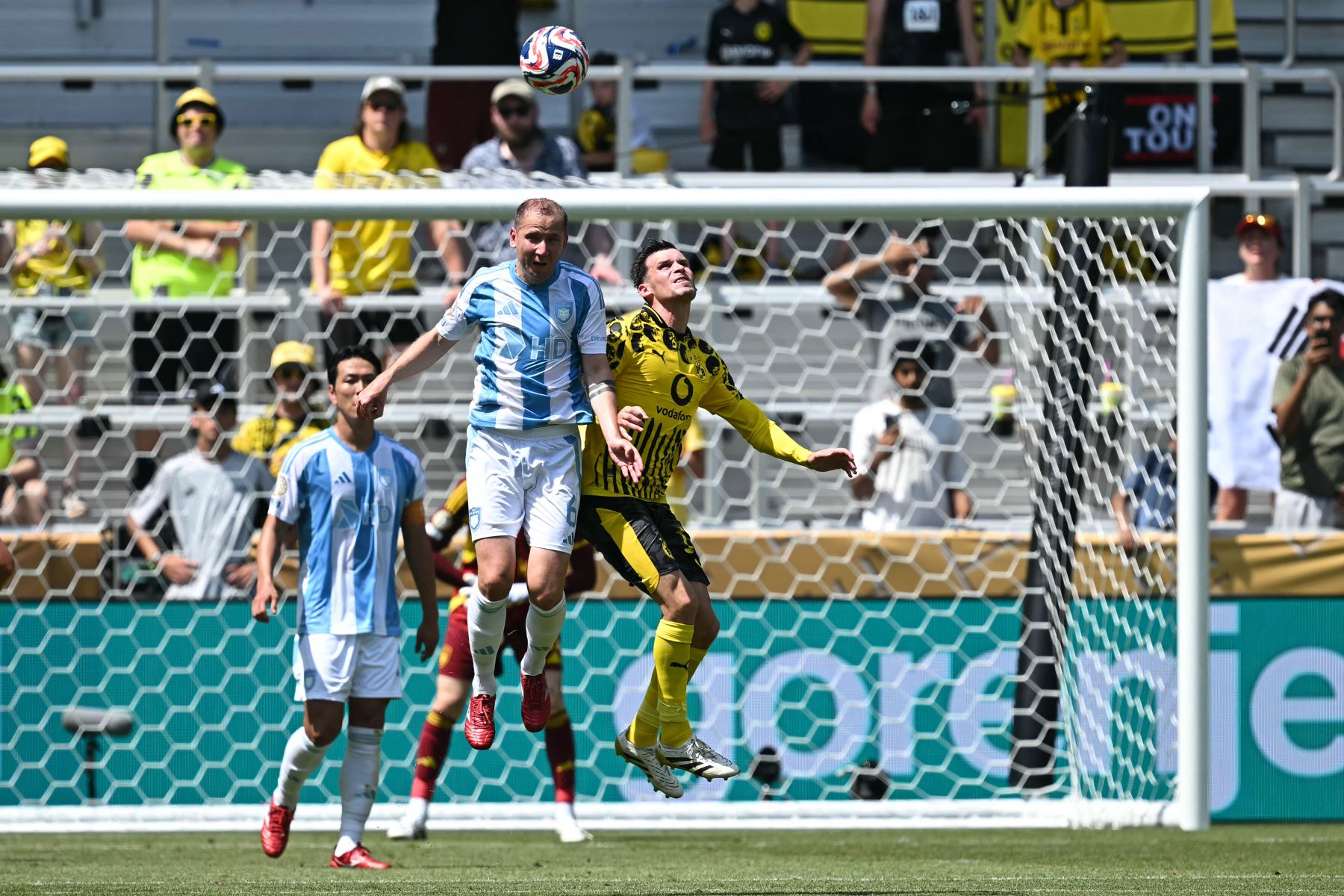 El centrocampista sueco Darijan Bojanic  del Ulsan Hyundai FC lucha por el balón con el delantero guineano #09 Serhou Guirassy del Borussia Dortmund durante el partido de fútbol del Grupo F de la Copa Mundial de Clubes de la FIFA 2025 entre el Borussia Dortmund de Alemania y el Ulsan HD de Corea del Sur en el estadio TQL.
Foto: AFP