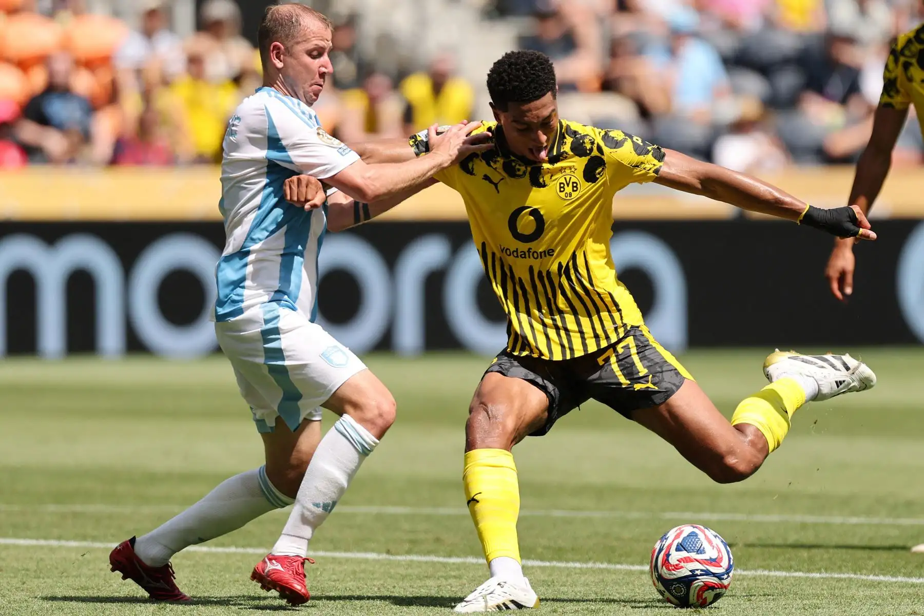 Jobe Bellingham del Borussia Dortmund remata a puerta contra Darijan Bojanic del Ulsan HD FC durante el partido del grupo F de la Copa Mundial de Clubes de la FIFA 2025 entre el Borussia Dortmund y el Ulsan HD FC en el Estadio TQL.
Foto: AFP