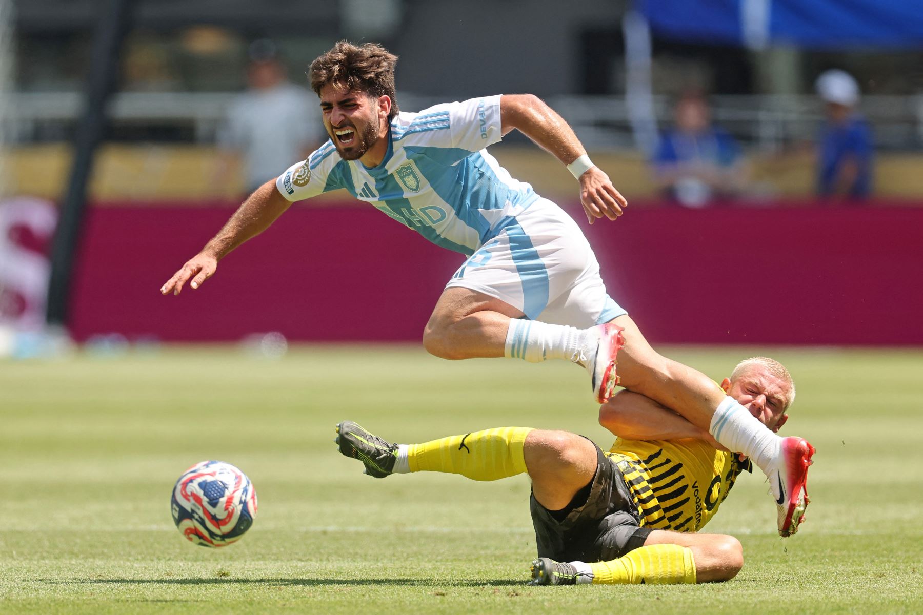 Matias Lacava del Ulsan HD es marcado por Julian Ryerson  del Borussia Dortmund durante el partido del grupo F de la Copa Mundial de Clubes de la FIFA 2025 entre el Borussia Dortmund y el Ulsan HD FC en el Estadio TQL.
Foto: AFP