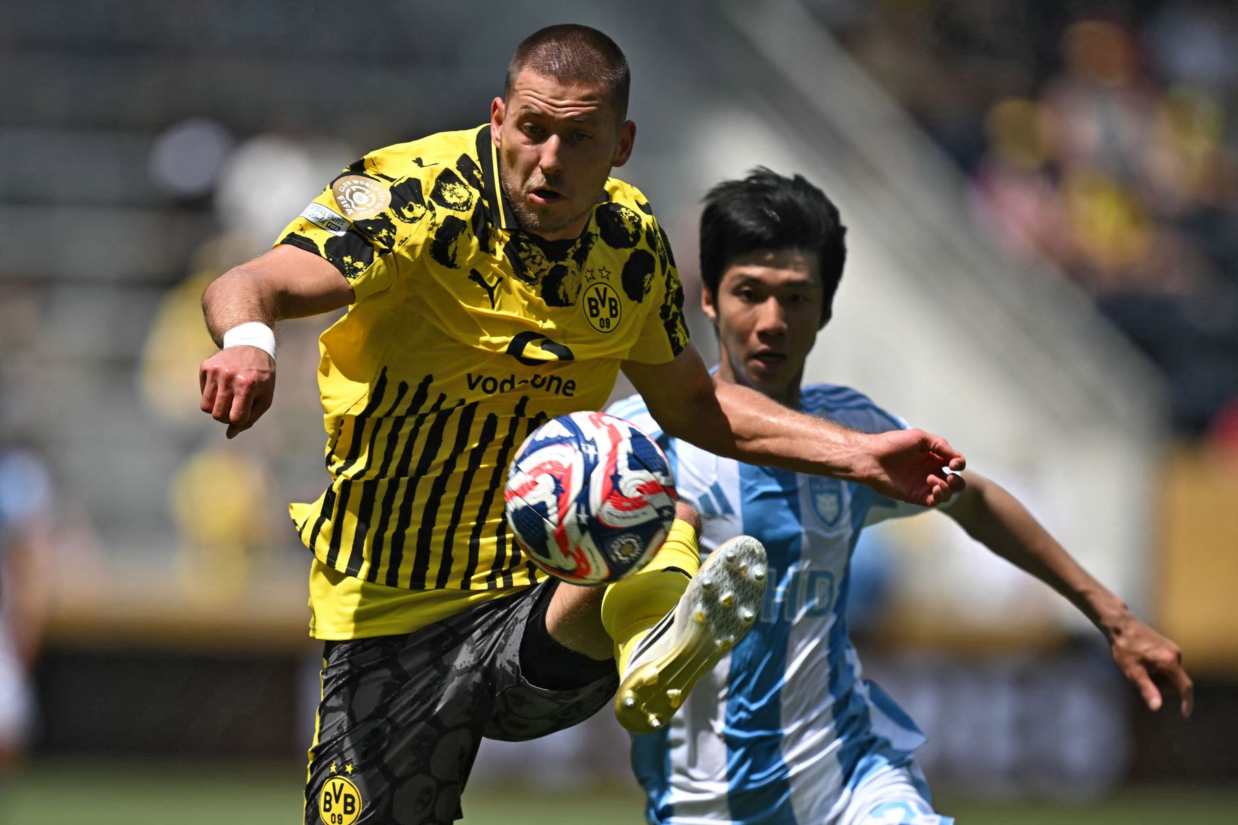 El defensor alemán del Borussia Dortmund, Waldemar Anton, controla el balón durante el partido de fútbol del Grupo F de la Copa Mundial de Clubes de la FIFA 2025 entre el Borussia Dortmund de Alemania y el Ulsan HD de Corea del Sur en el estadio TQL.
Foto: AFP