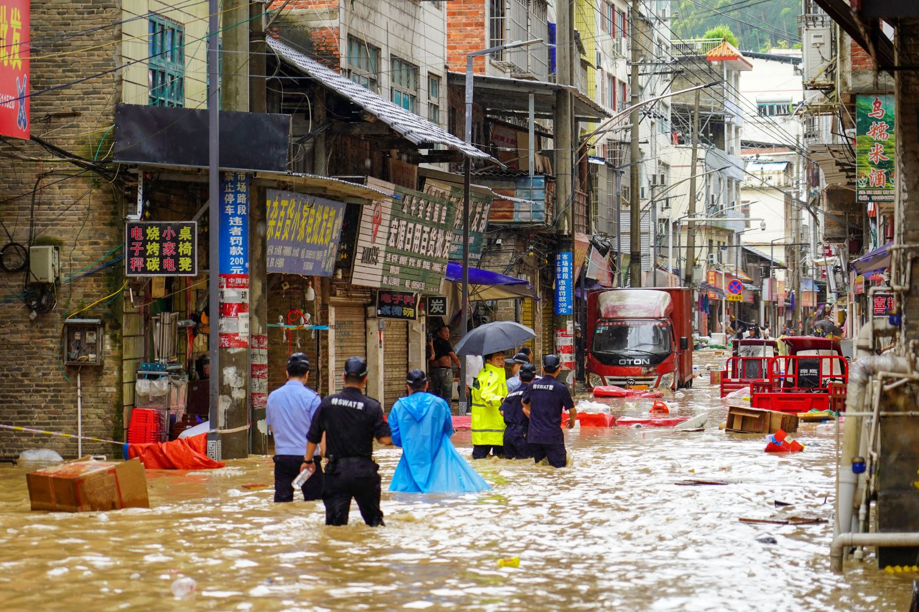 Los rescatistas revisan una calle inundada en Congjiang, en la provincia suroccidental china de Guizhou. Foto: AFP