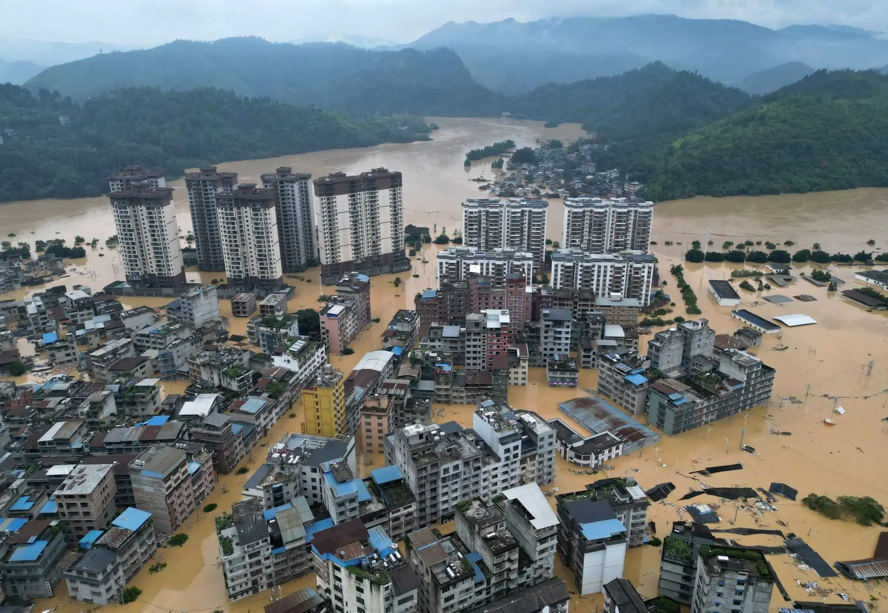 Las graves inundaciones en la provincia suroccidental china de Guizhou han obligado a más de 80.000 personas a huir de sus hogares, según informaron los medios estatales de Beijing.  AFP