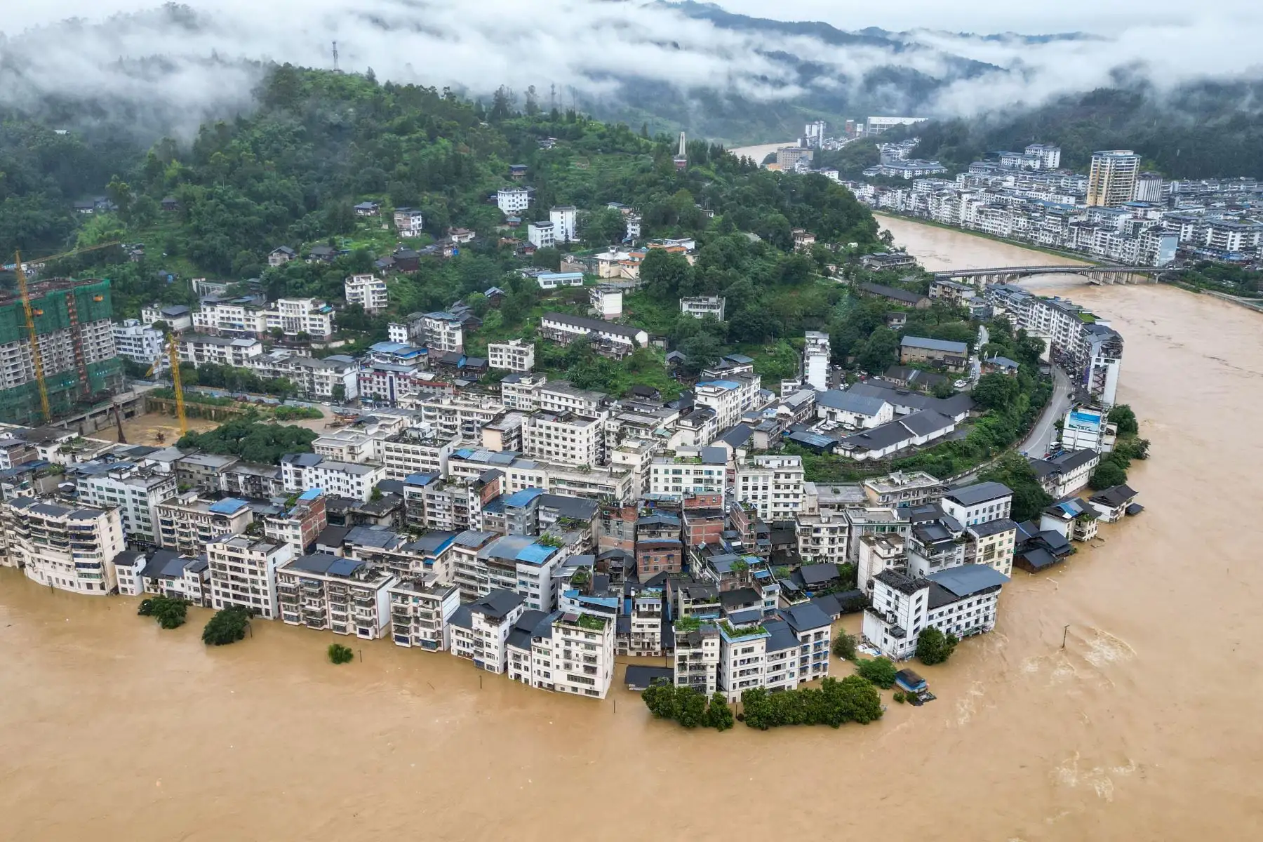 Se ven edificios inundados en Congjiang, en la provincia suroccidental china de Guizhou. AFP