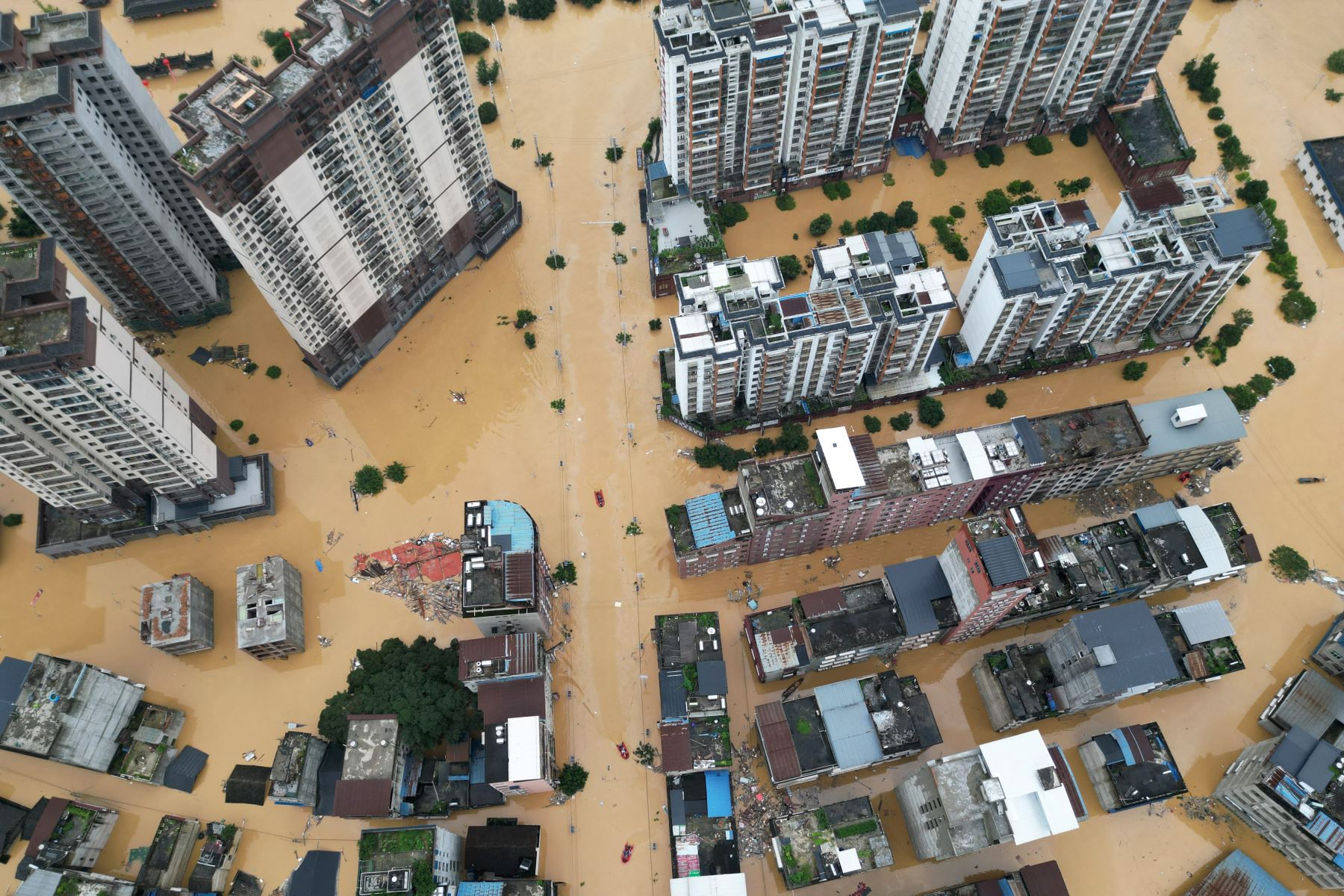 Una fotografía aérea muestra edificios inundados en Rongjiang, en Guizhou, suroeste de China. AFP