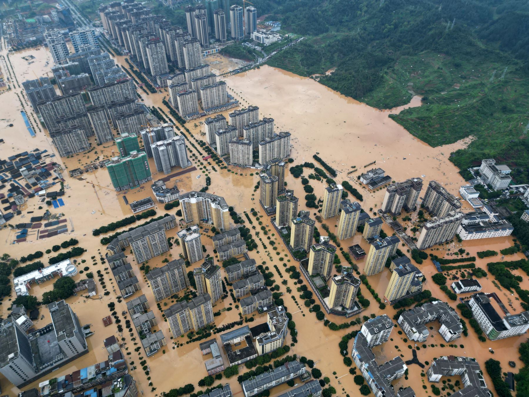 Una fotografía aérea muestra edificios inundados en Rongjiang, en Guizhou, suroeste de China. AFP