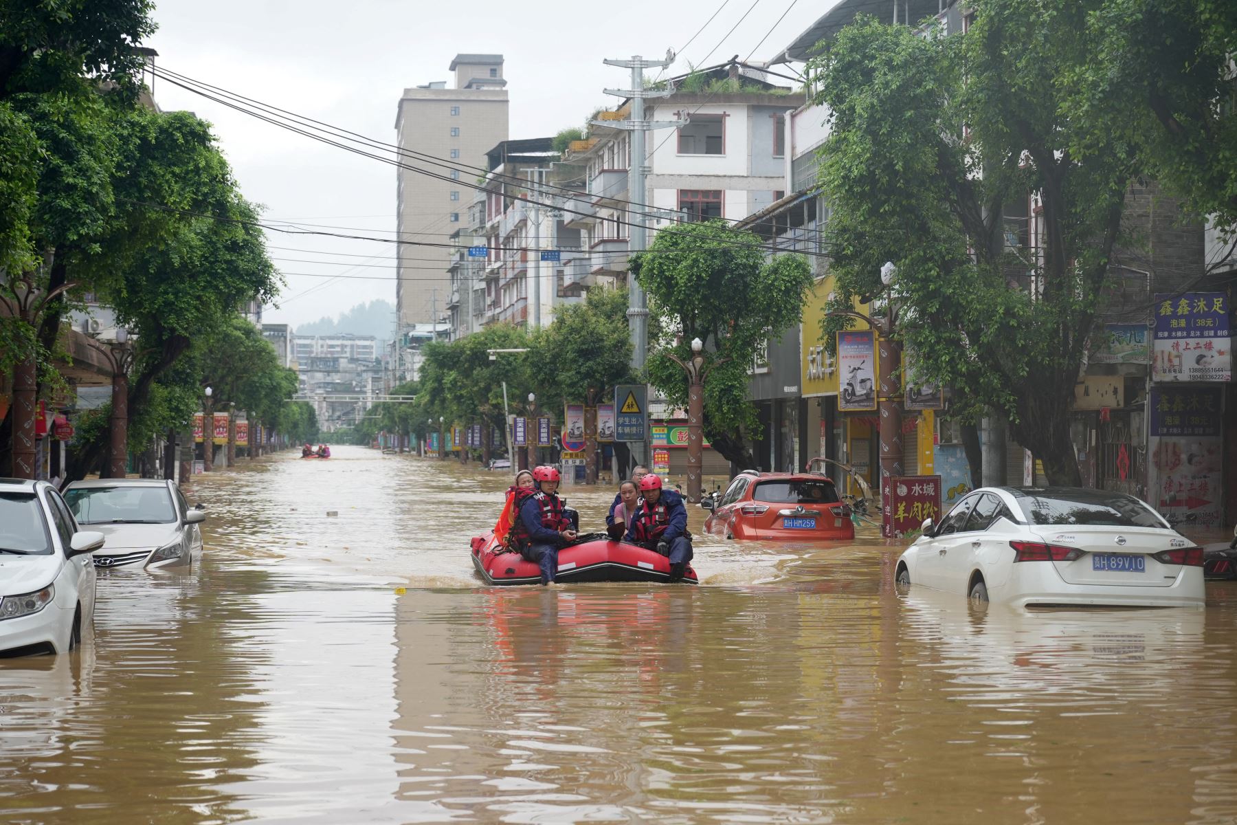 Los rescatistas ayudan a evacuar a los residentes de una calle inundada en Rongjiang, en la provincia de Guizhou, suroeste de China. AFP