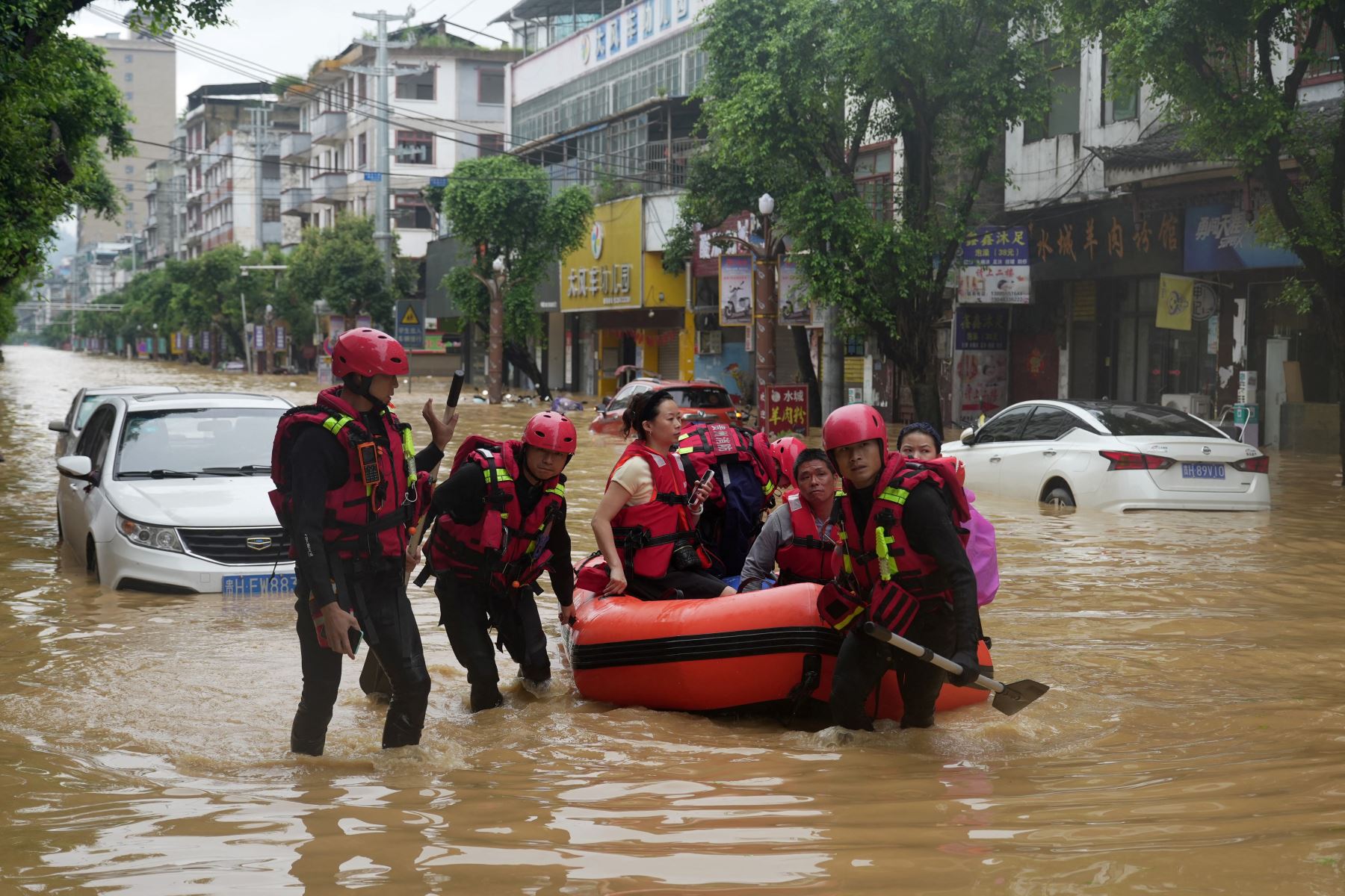 Los rescatistas ayudan a evacuar a los residentes de una calle inundada en Rongjiang, en la provincia de Guizhou, suroeste de China. AFP