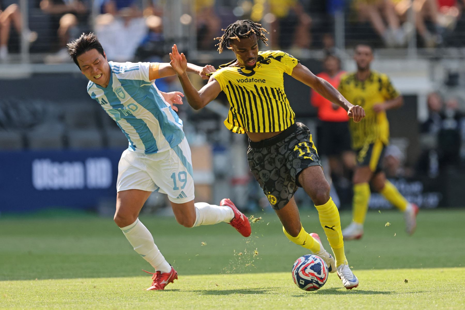Carney Chukwuemeka del Borussia Dortmund es desafiado por Kim Younggwon del Ulsan HD durante el partido del grupo F de la Copa Mundial de Clubes de la FIFA 2025 entre el Borussia Dortmund y el Ulsan HD FC en el Estadio TQL.
Foto: AFP