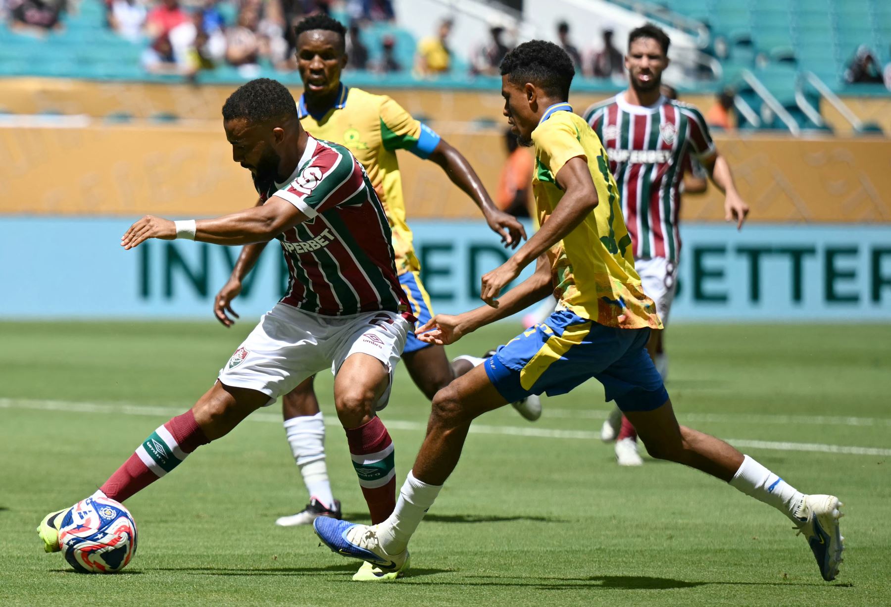 El defensa brasileño de Fluminense, Samuel Xavier, y el delantero sudafricano de Sundowns, Tashreeq Matthews, luchan por el balón durante el partido de fútbol del Grupo F de la Copa Mundial de Clubes de la FIFA 2025 entre Mamelodi Sundowns de Sudáfrica y Fluminense de Brasil. AFP