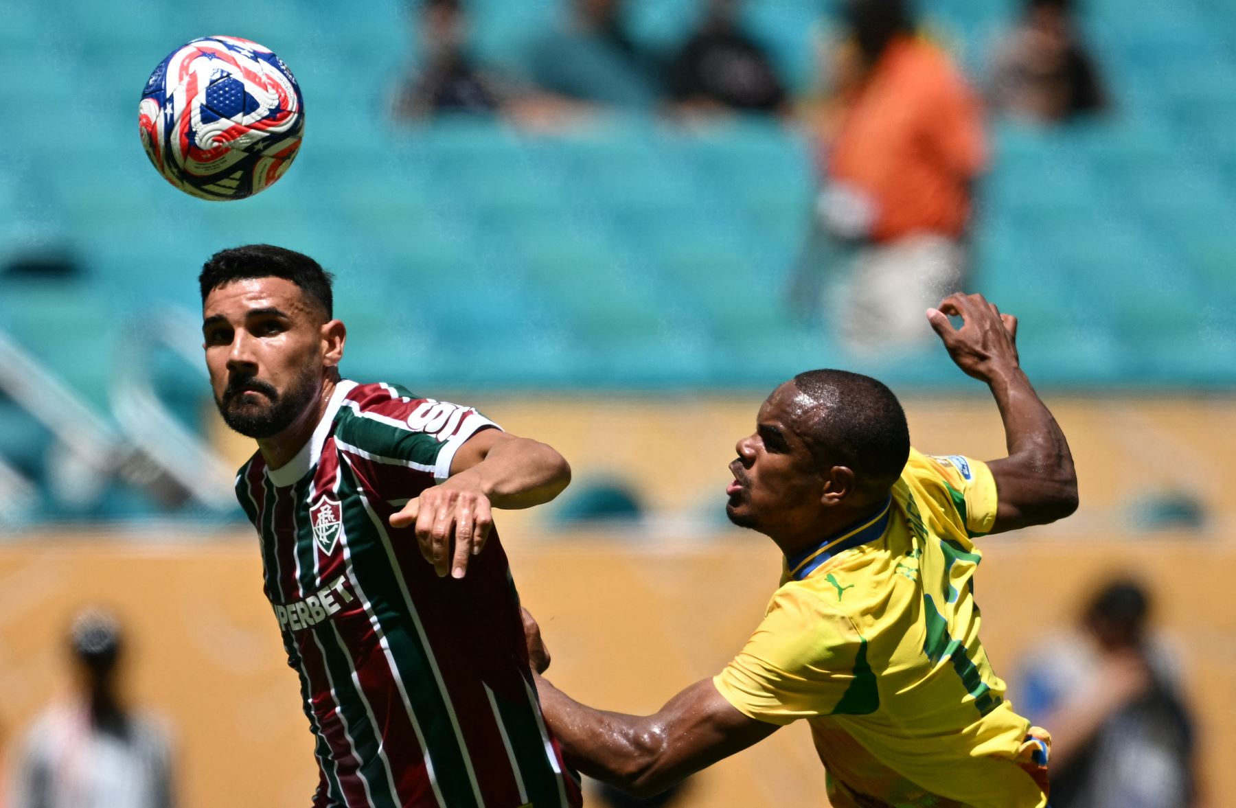 El defensa brasileño  Ignacio del Fluminense y el delantero sudafricano  Iqraam Rayners luchan por el balón durante el partido de fútbol del Grupo F de la Copa Mundial de Clubes de la FIFA 2025 entre el Mamelodi Sundowns de Sudáfrica y el Fluminense de Brasil. AFP
