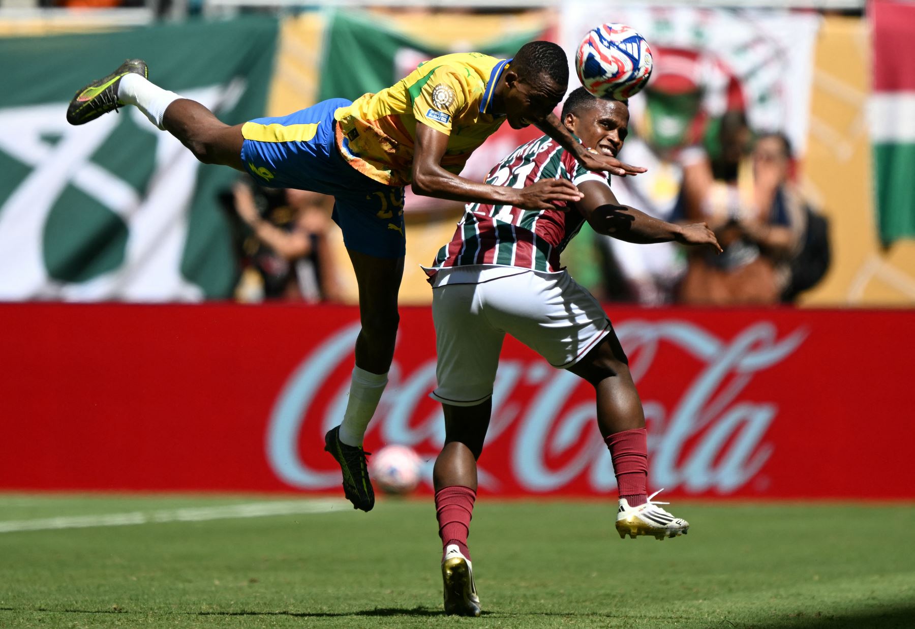 El defensa zimbabuense  de Sundowns, Divine Lunga, y el mediocampista colombiano  de Fluminense, Jhon Arias, luchan por el balón durante el partido de fútbol del Grupo F de la Copa Mundial de Clubes de la FIFA 2025 entre Mamelodi Sundowns de Sudáfrica y Fluminense de Brasil. AFP