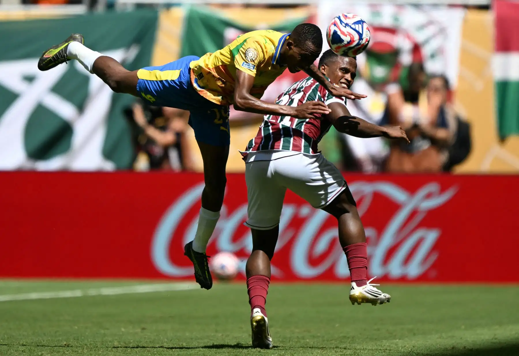 El defensa zimbabuense  de Sundowns, Divine Lunga, y el mediocampista colombiano  de Fluminense, Jhon Arias, luchan por el balón durante el partido de fútbol del Grupo F de la Copa Mundial de Clubes de la FIFA 2025 entre Mamelodi Sundowns de Sudáfrica y Fluminense de Brasil. AFP