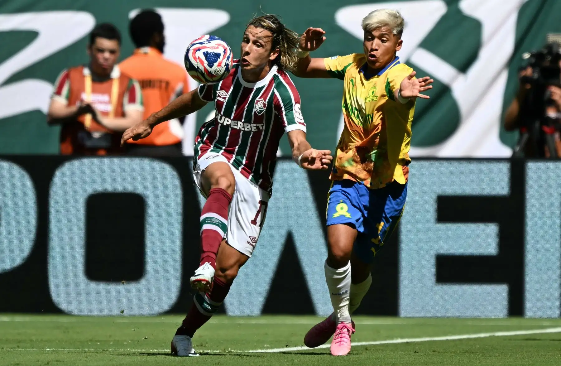 El mediocampista uruguayo  de Fluminense, Agustín Canobbio, y el delantero chileno  de Sundowns, Marcelo Allende, luchan por el balón durante el partido de fútbol del Grupo F de la Copa Mundial de Clubes de la FIFA 2025 entre Mamelodi Sundowns de Sudáfrica y Fluminense de Brasil. AFP