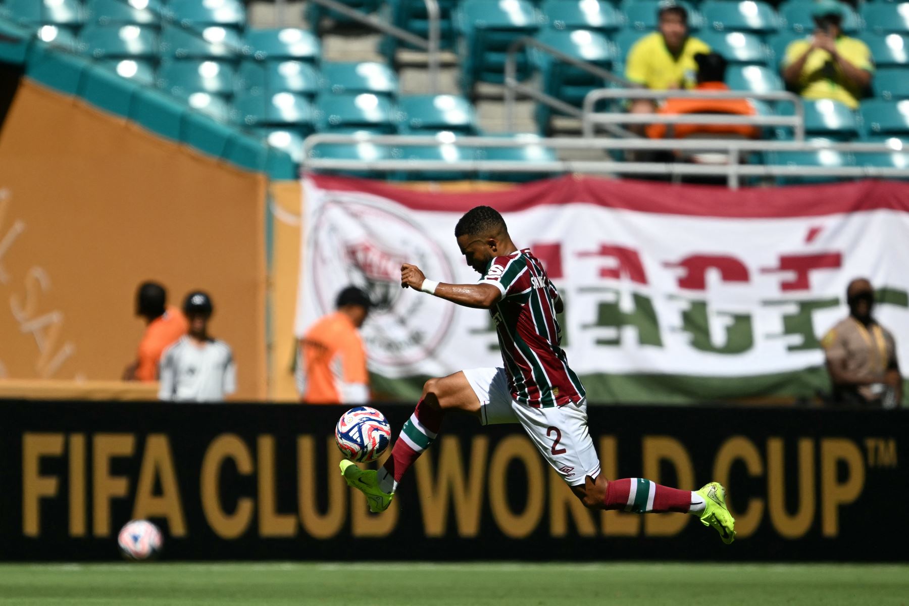 El defensa brasileño  del Fluminense, Samuel Xavier, controla el balón durante el partido de fútbol del Grupo F de la Copa Mundial de Clubes de la FIFA 2025 entre el Mamelodi Sundowns de Sudáfrica y el Fluminense de Brasil. AFP