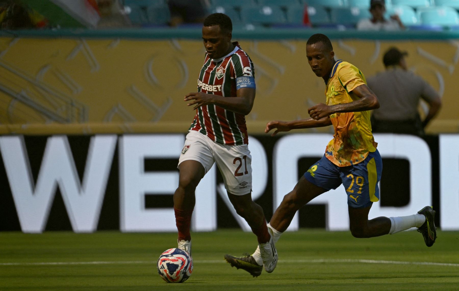 El mediocampista colombiano  de Fluminense, Jhon Arias, y el defensor zimbabuense  de Sundowns, Divine Lunga, luchan por el balón durante el partido de fútbol del Grupo F de la Copa Mundial de Clubes de la FIFA 2025 entre Mamelodi Sundowns de Sudáfrica y Fluminense de Brasil. AFP