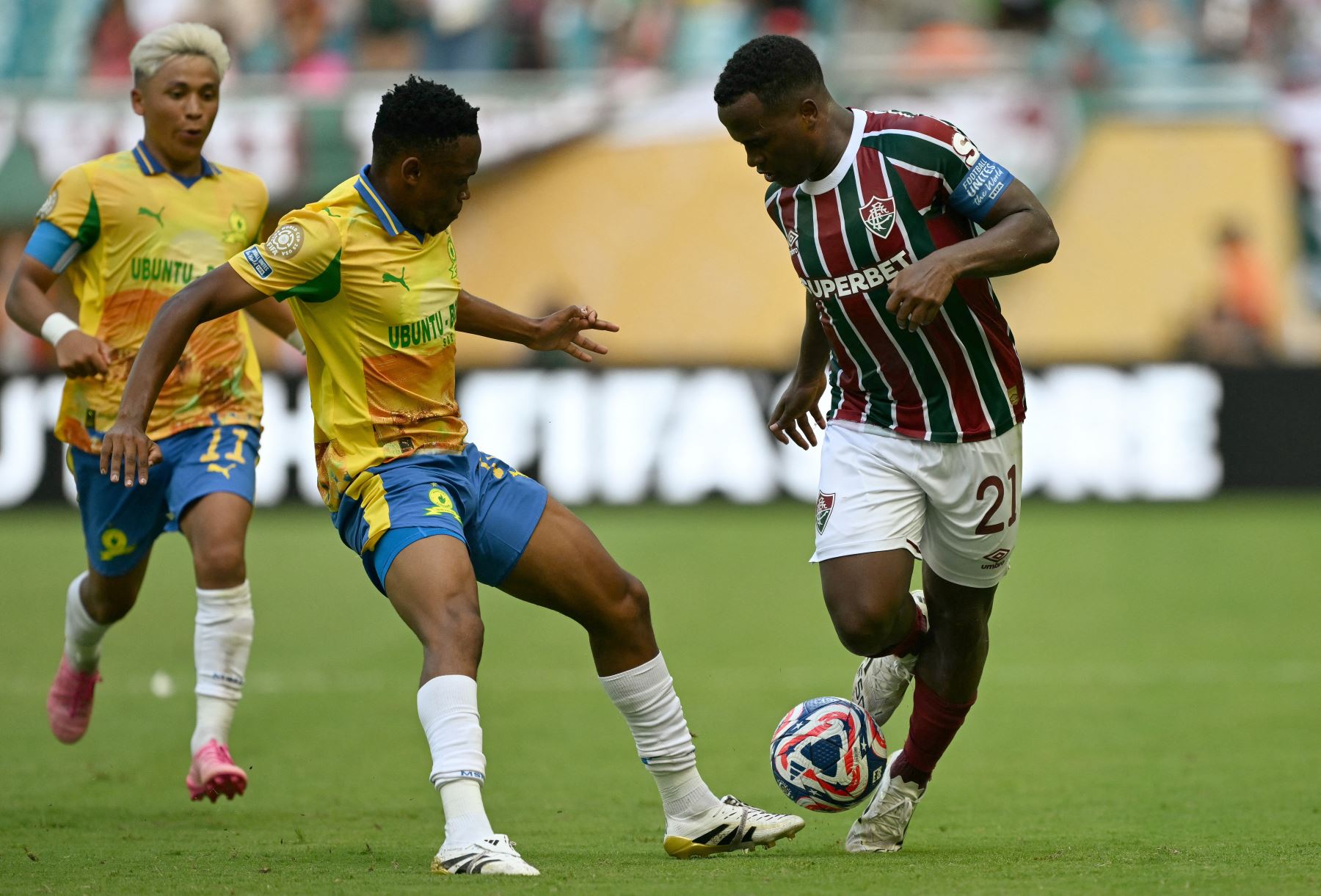 El delantero sudafricano  de Sundowns, Kutlwano Letlhaku, y el mediocampista colombiano  de Fluminense, Jhon Arias, luchan por el balón durante el partido de fútbol del Grupo F de la Copa Mundial de Clubes de la FIFA 2025 entre Mamelodi Sundowns de Sudáfrica y Fluminense de Brasil. AFP
