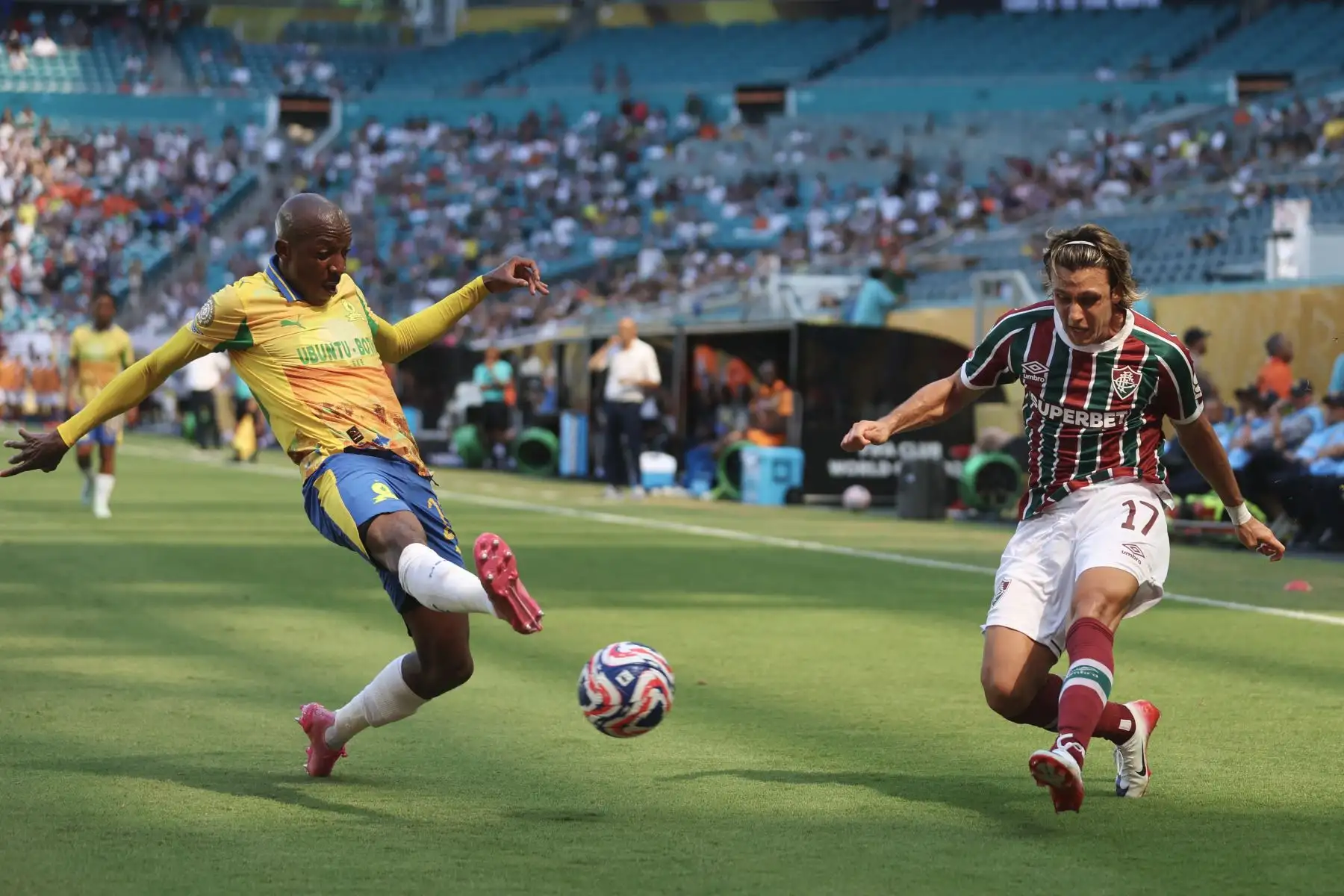 Agustín Canobbio  del Fluminense FC lucha por la posesión con Khuliso Mudau  del Mamelodi Sundowns FC durante el partido del grupo F de la Copa Mundial de Clubes de la FIFA 2025 entre el Mamelodi Sundowns FC y el Fluminense FC. AFP
