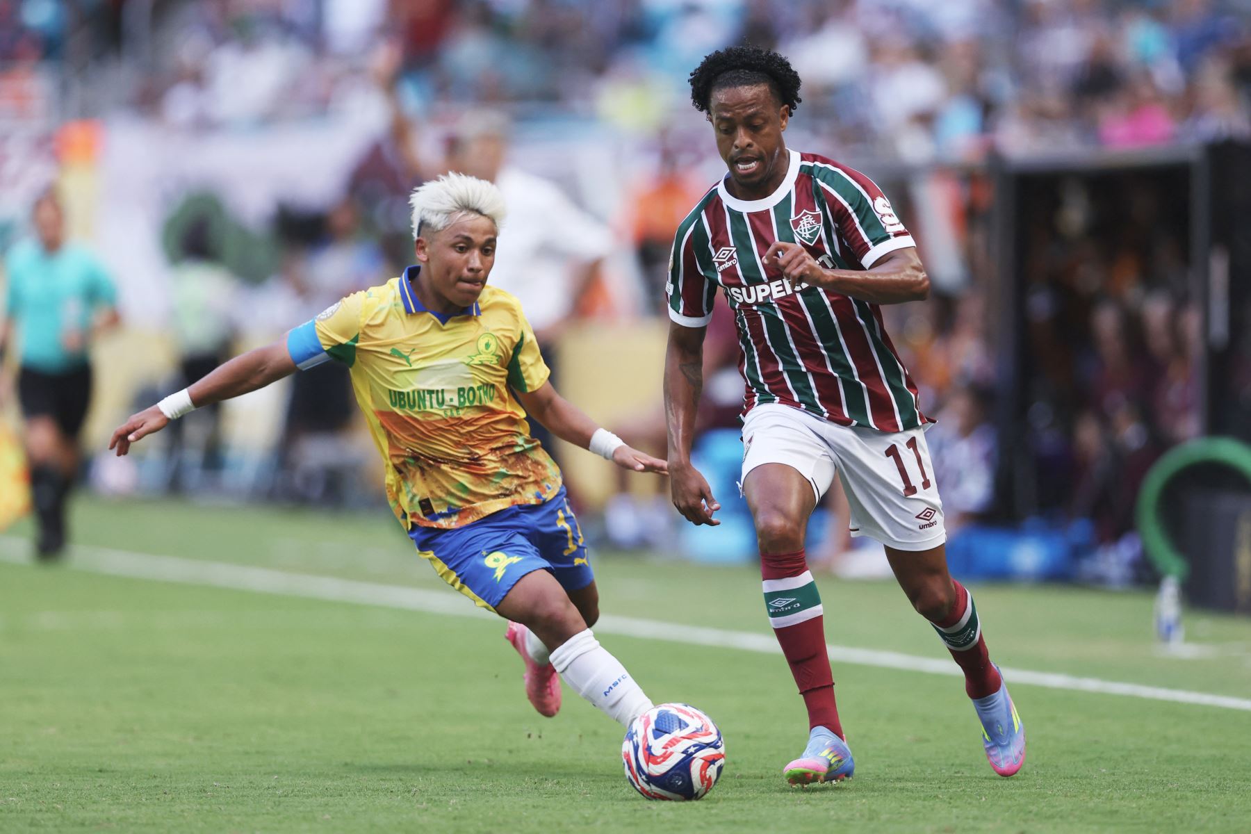 Keno  del Fluminense FC corre con el balón bajo la presión de Marcelo Allende  del Mamelodi Sundowns FC durante el partido del grupo F de la Copa Mundial de Clubes de la FIFA 2025 entre Mamelodi Sundowns FC y Fluminense. AFP