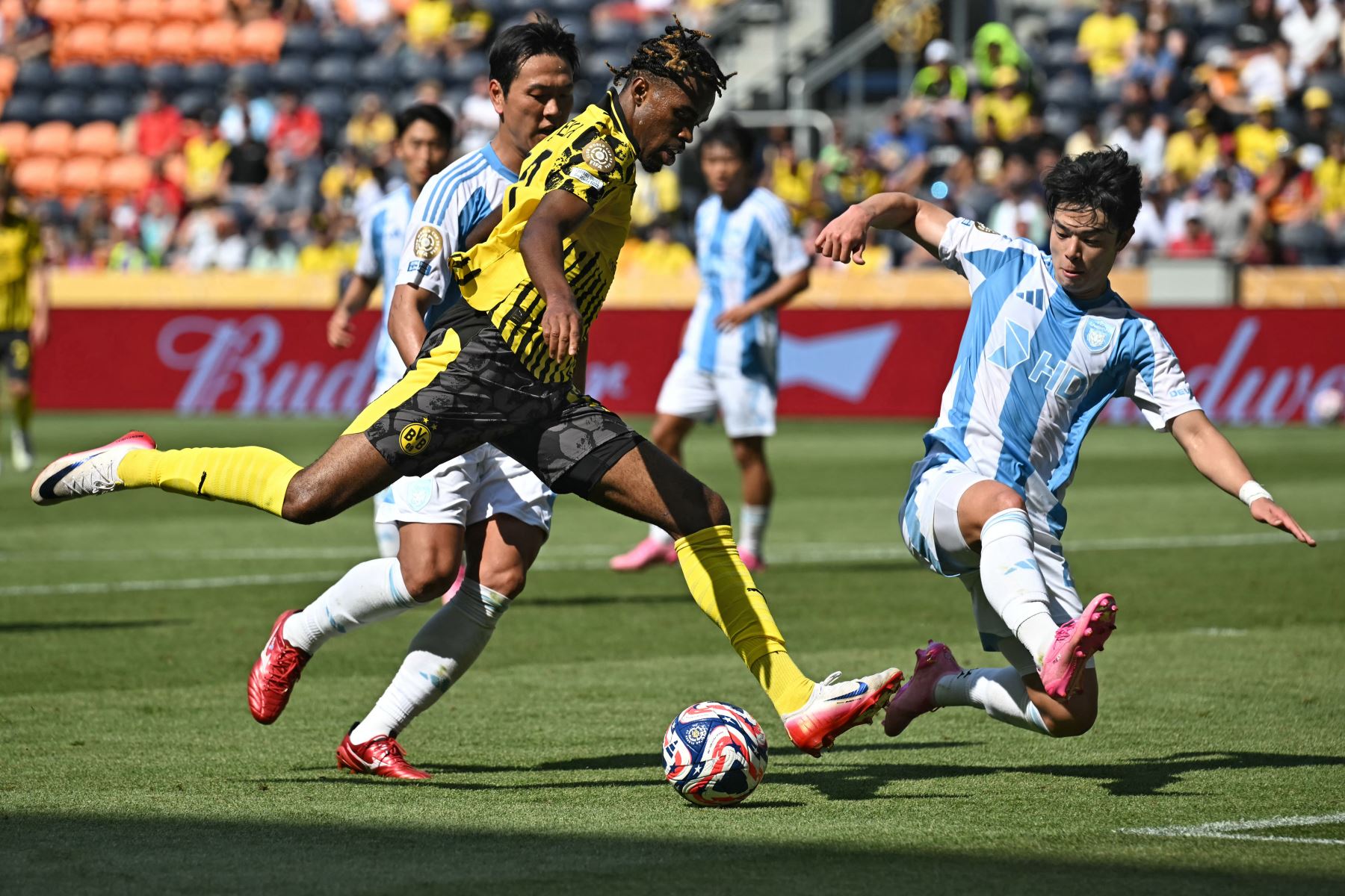 El centrocampista inglés del Borussia Dortmund, Carney Chukwuemeka, remata pero no logra marcar frente al centrocampista surcoreano del Ulsan Hyundai FC, Ko Seungbeom, durante el partido del Grupo F de la Copa Mundial de Clubes de la FIFA 2025 entre el Borussia Dortmund de Alemania y el Ulsan HD de Corea del Sur en el estadio TQL.
Foto: AFP