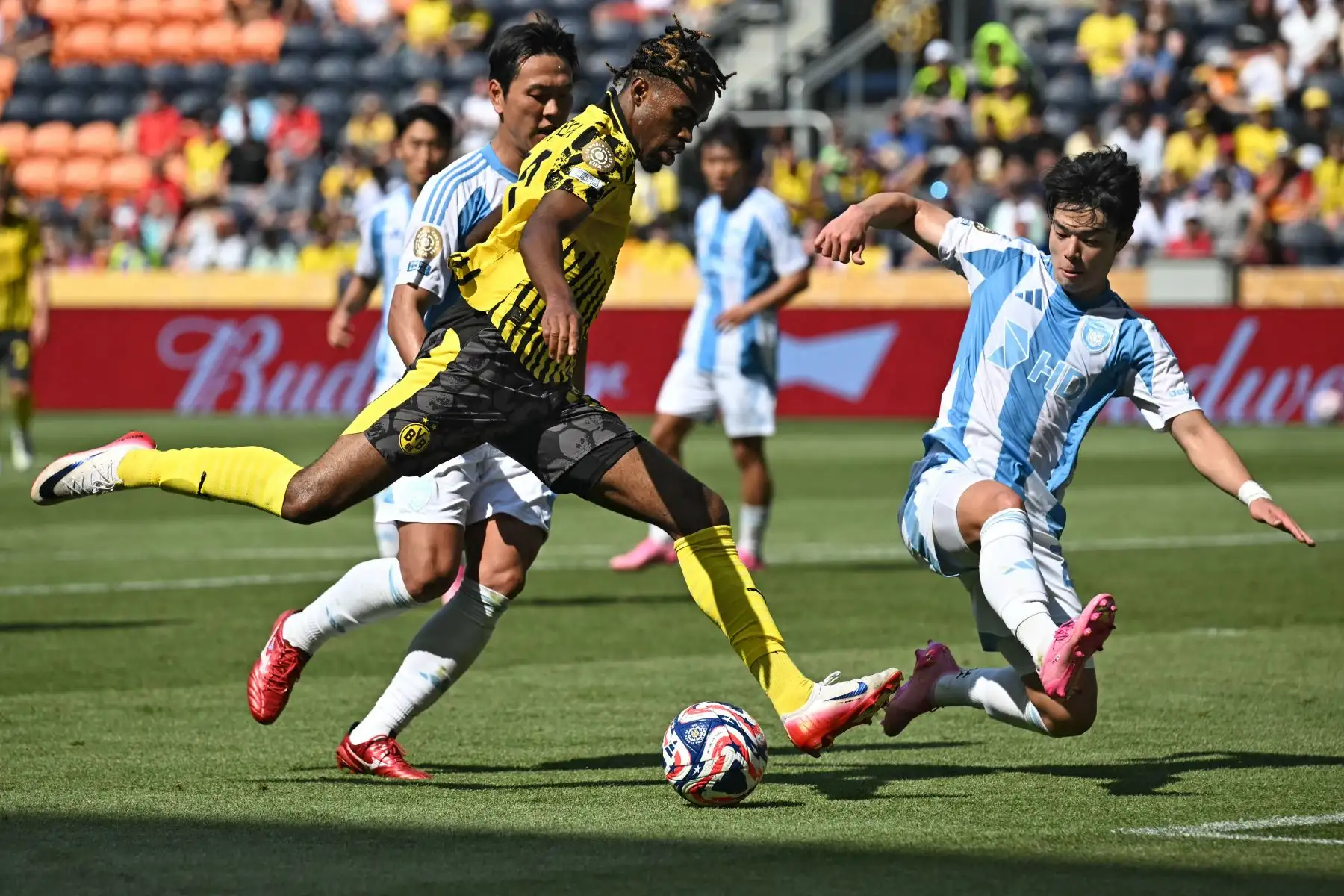 El centrocampista inglés del Borussia Dortmund, Carney Chukwuemeka, remata pero no logra marcar frente al centrocampista surcoreano del Ulsan Hyundai FC, Ko Seungbeom, durante el partido del Grupo F de la Copa Mundial de Clubes de la FIFA 2025 entre el Borussia Dortmund de Alemania y el Ulsan HD de Corea del Sur en el estadio TQL.
Foto: AFP