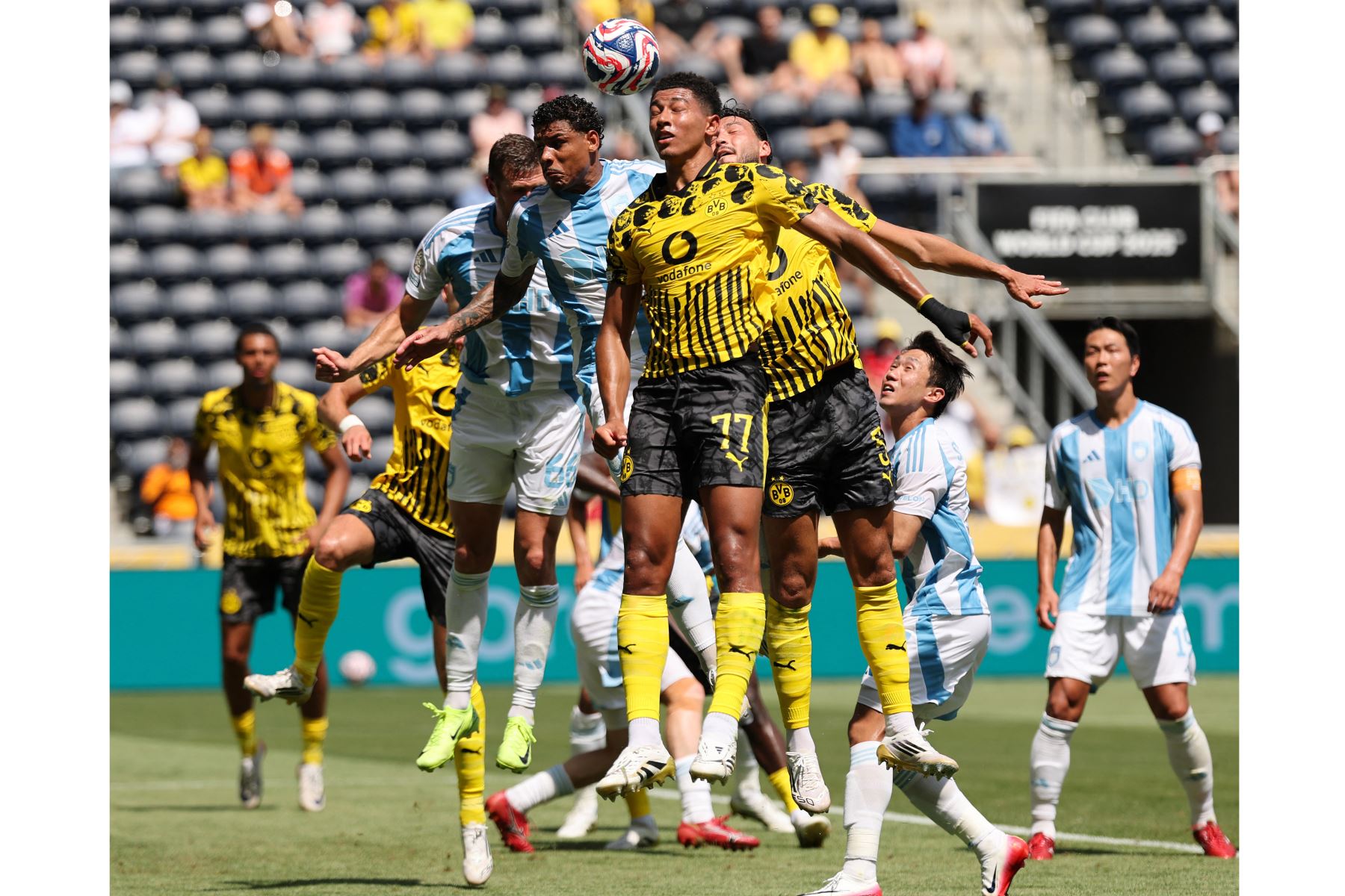 Milosz Trojak  del Ulsan HD remata de cabeza contra Jobe Bellingham  del Borussia Dortmund durante el partido del grupo F de la Copa Mundial de Clubes de la FIFA 2025 entre el Borussia Dortmund y el Ulsan HD FC en el Estadio TQL.
Foto: AFP