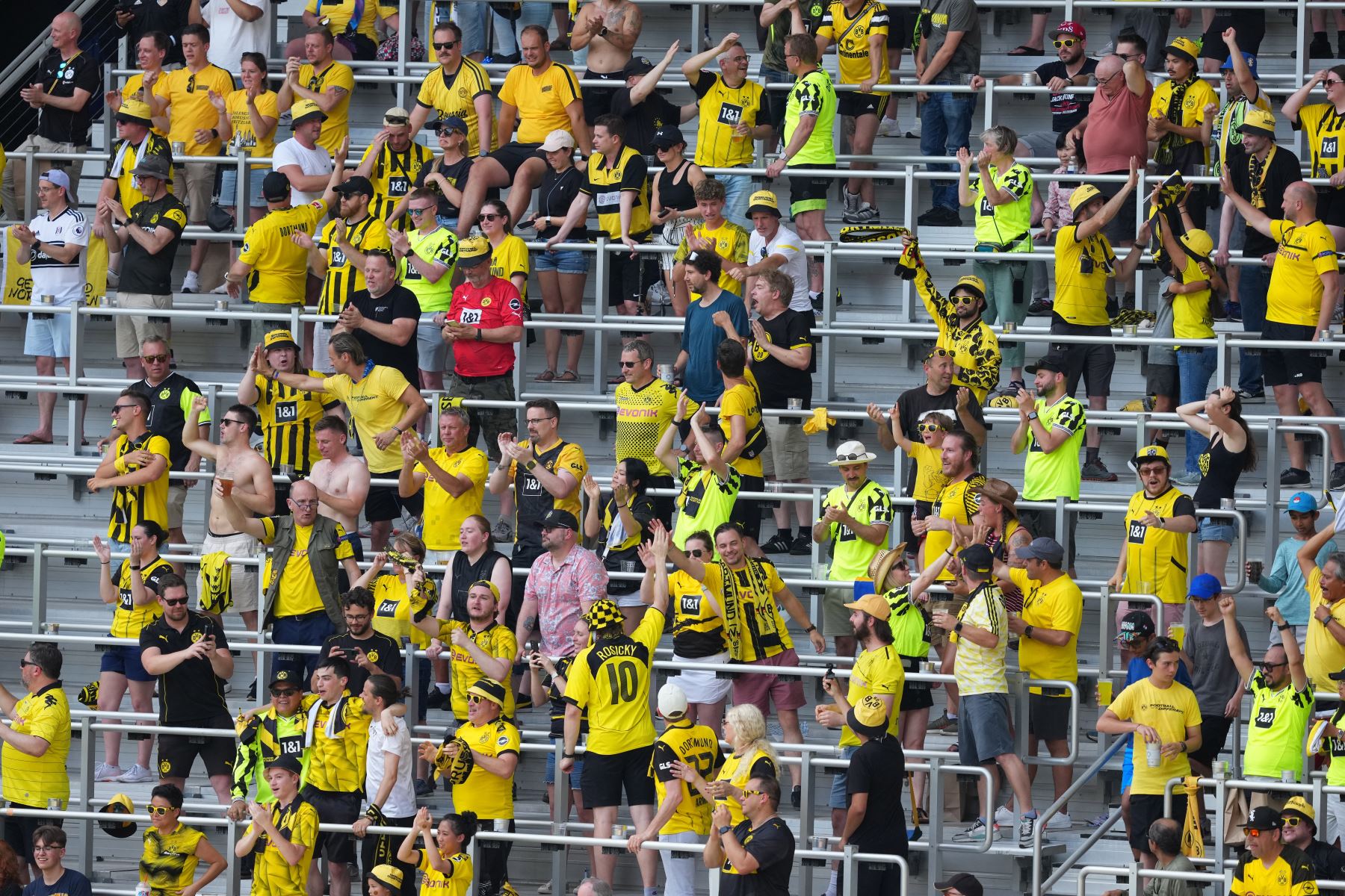 La afición del Borussia Dortmund celebra el gol de Daniel Svensson durante el partido del grupo F de la Copa Mundial de Clubes de la FIFA 2025 entre el Borussia Dortmund y el Ulsan HD FC en el Estadio TQL.
Foto: AFP