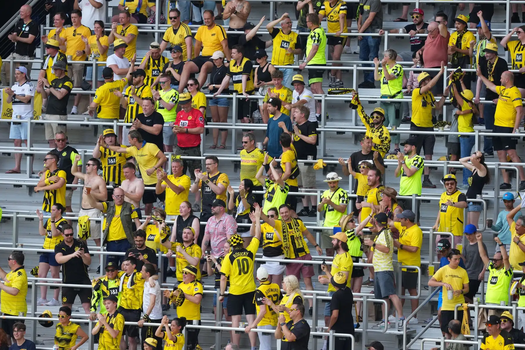 La afición del Borussia Dortmund celebra el gol de Daniel Svensson durante el partido del grupo F de la Copa Mundial de Clubes de la FIFA 2025 entre el Borussia Dortmund y el Ulsan HD FC en el Estadio TQL.
Foto: AFP