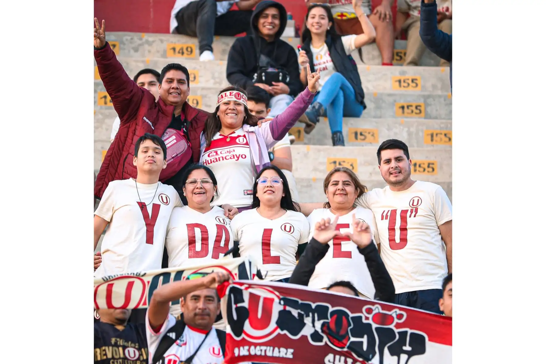 Hinchas de Universitario de Deportes alientan a su equipo, antes del partido donde enfrentan al Atlético Grau  en el partido pendiente de la fecha 3 del Torneo Apertura 2025 en el Estadio Mansiche de Trujillo .
Foto:Liga 1