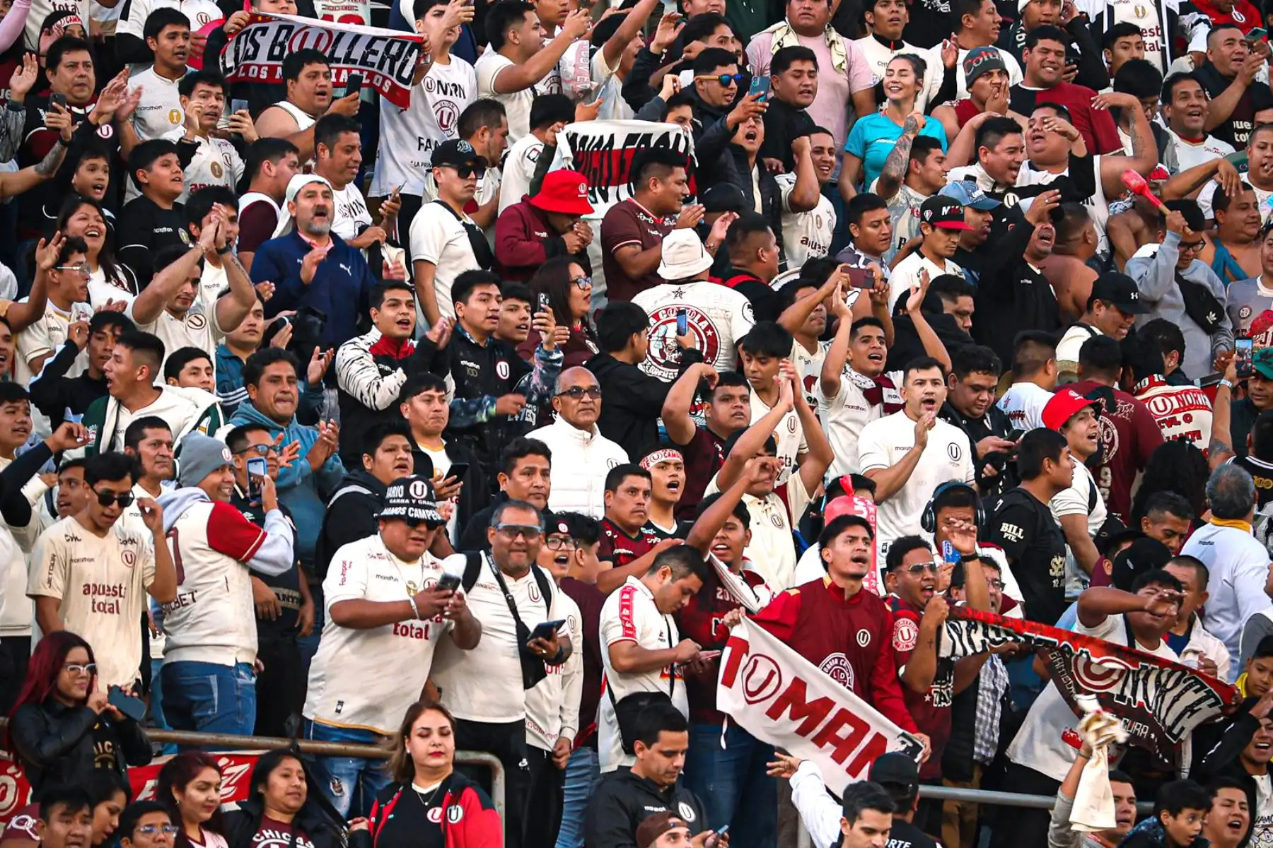 Hinchas de Universitario de Deportes alientan a su equipo, antes del partido donde enfrentan al Atlético Grau  en el partido pendiente de la fecha 3 del Torneo Apertura 2025 en el Estadio Mansiche de Trujillo .
Foto: Liga 1