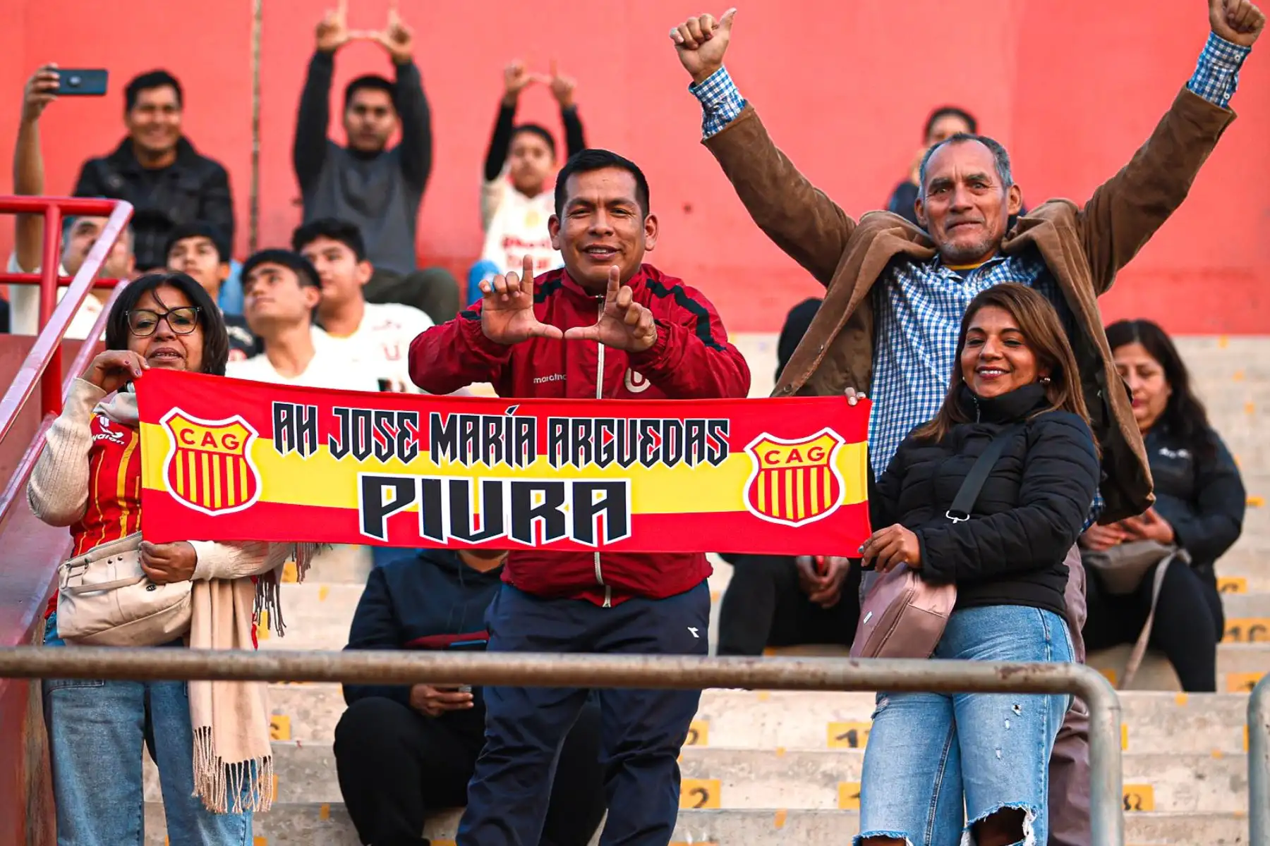 Hinchas de Atlético Grau  alientan a su equipo, antes del partido donde enfrentan a Universitario de Deportes en el partido pendiente de la fecha 3 del Torneo Apertura 2025 en el Estadio Mansiche de Trujillo .
Foto: Liga 1