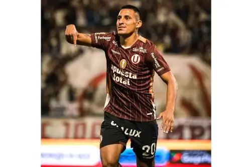 Alex Valera, de Universitario de Deportes, celebra su gol anotado ante Atlético Grau en el partido pendiente de la fecha 3 del Torneo Apertura 2025 en el estadio Mansiche de Trujillo. Foto: Liga 1
