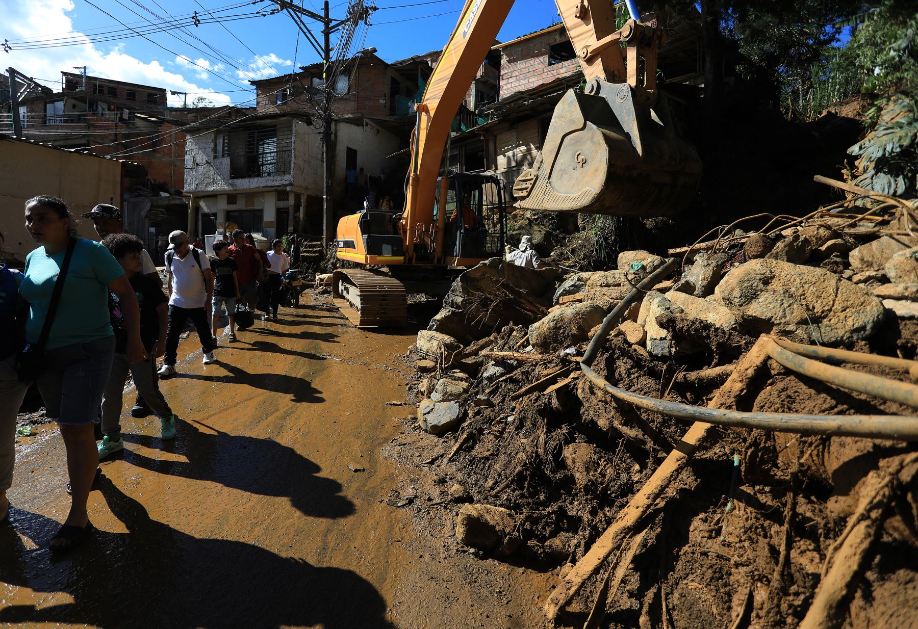 Residentes abandonan la zona tras recibir una orden de evacuación tras un deslizamiento de tierra en Bello, Antioquia, Colombia. Foto: AFP