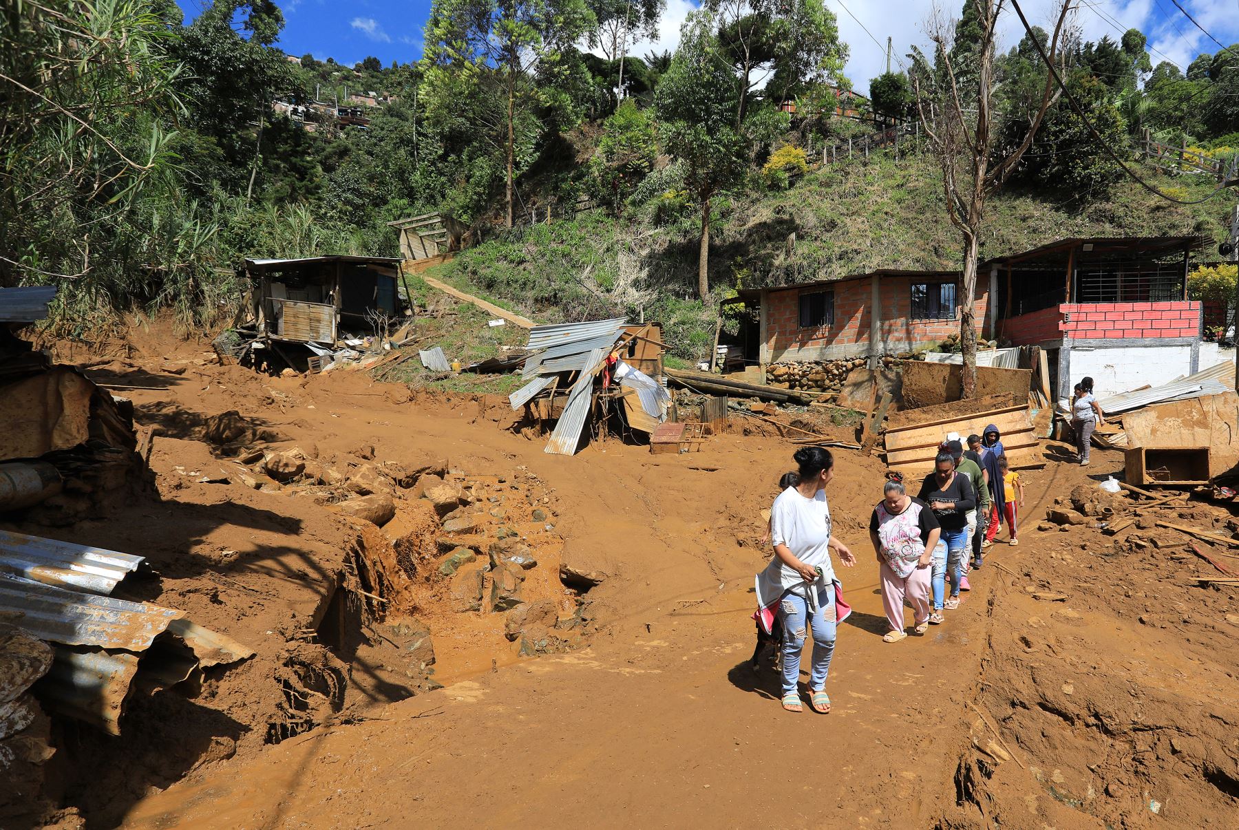 Residentes abandonan la zona tras recibir una orden de evacuación tras un deslizamiento de tierra en Bello, Antioquia, Colombia. Foto: AFP