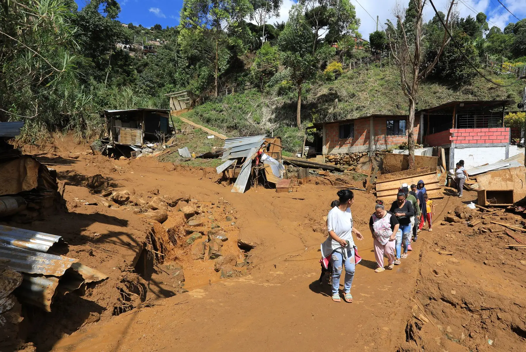 Residentes abandonan la zona tras recibir una orden de evacuación tras un deslizamiento de tierra en Bello, Antioquia, Colombia. Foto: AFP