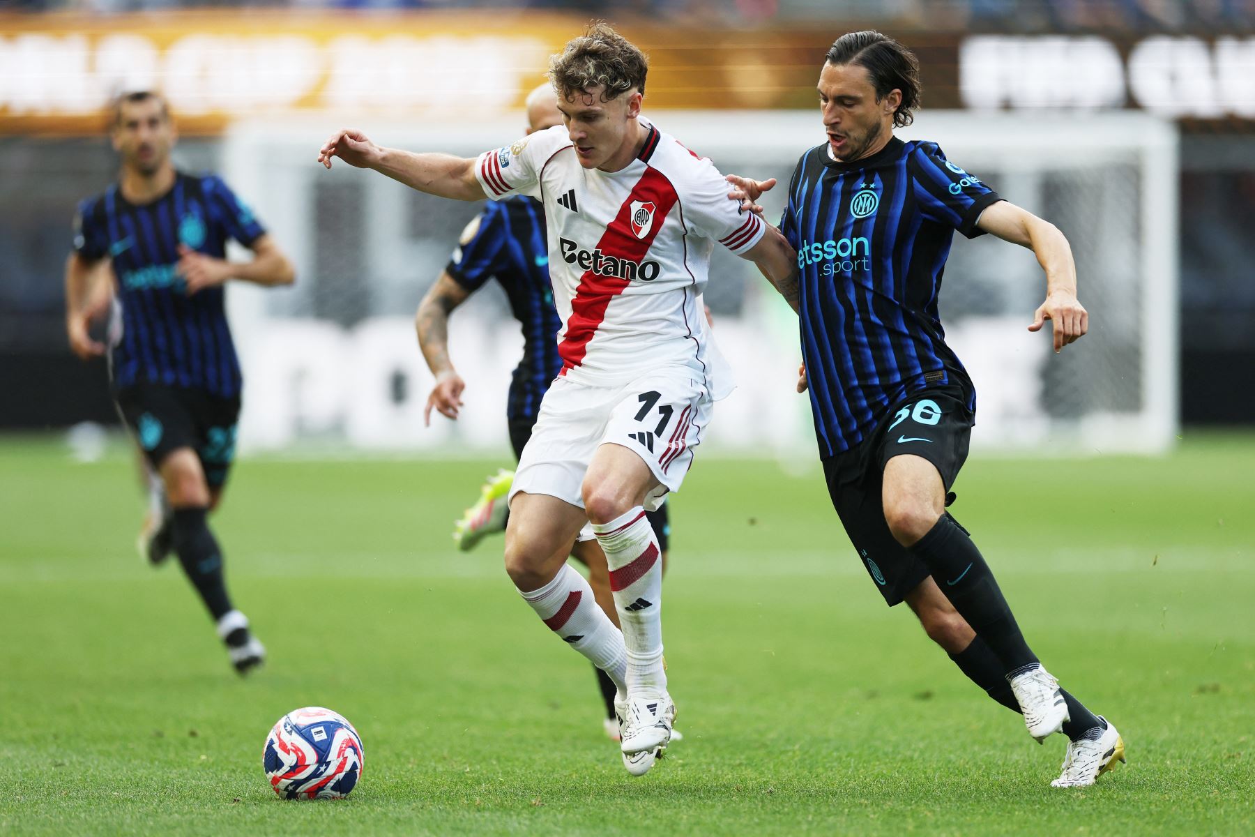 Facundo Colidio  del CA River Plate es desafiado por Matteo Darmian del FC Internazionale Milano durante el partido del grupo E de la Copa Mundial de Clubes de la FIFA 2025 entre el FC Internazionale Milano y el CA River Plate en el Lumen Field.
Foto: AFP