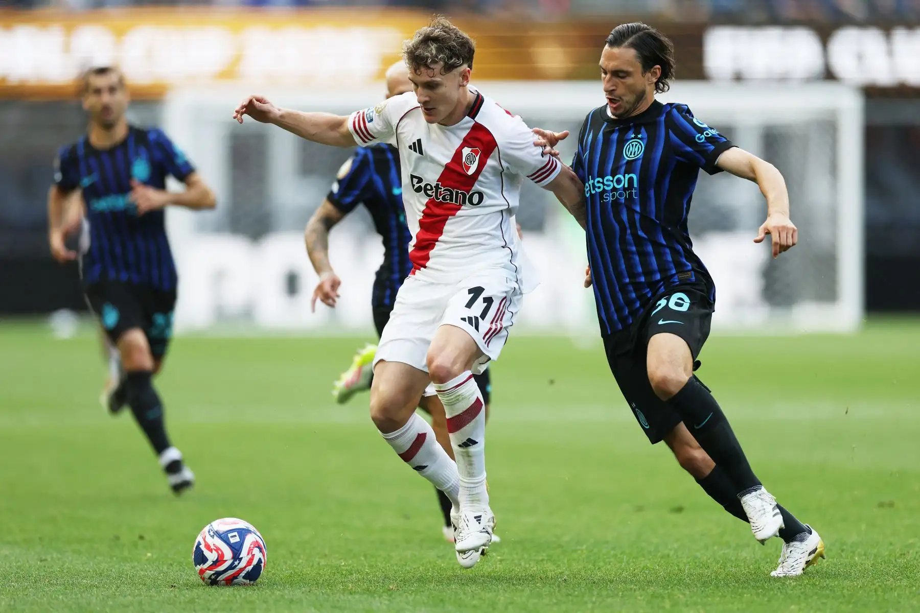 Facundo Colidio  del CA River Plate es desafiado por Matteo Darmian del FC Internazionale Milano durante el partido del grupo E de la Copa Mundial de Clubes de la FIFA 2025 entre el FC Internazionale Milano y el CA River Plate en el Lumen Field.
Foto: AFP