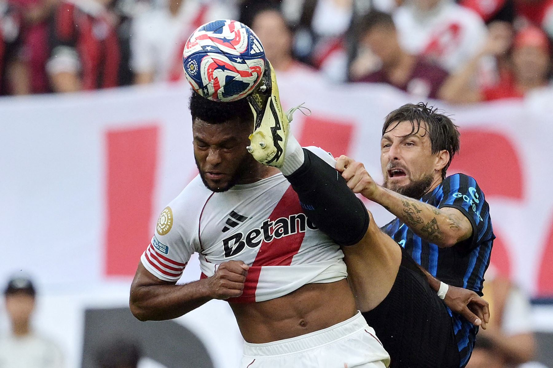 El delantero colombiano de River Plate, Miguel Borja, y el defensor italiano  del Inter de Milán, Francesco Acerbi, luchan por el balón durante el partido de fútbol del Grupo E de la Copa Mundial de Clubes de la FIFA 2025 entre el Inter de Milán de Italia y el River Plate de Argentina en el estadio Lumen Field en Seattle.
Foto: AFP