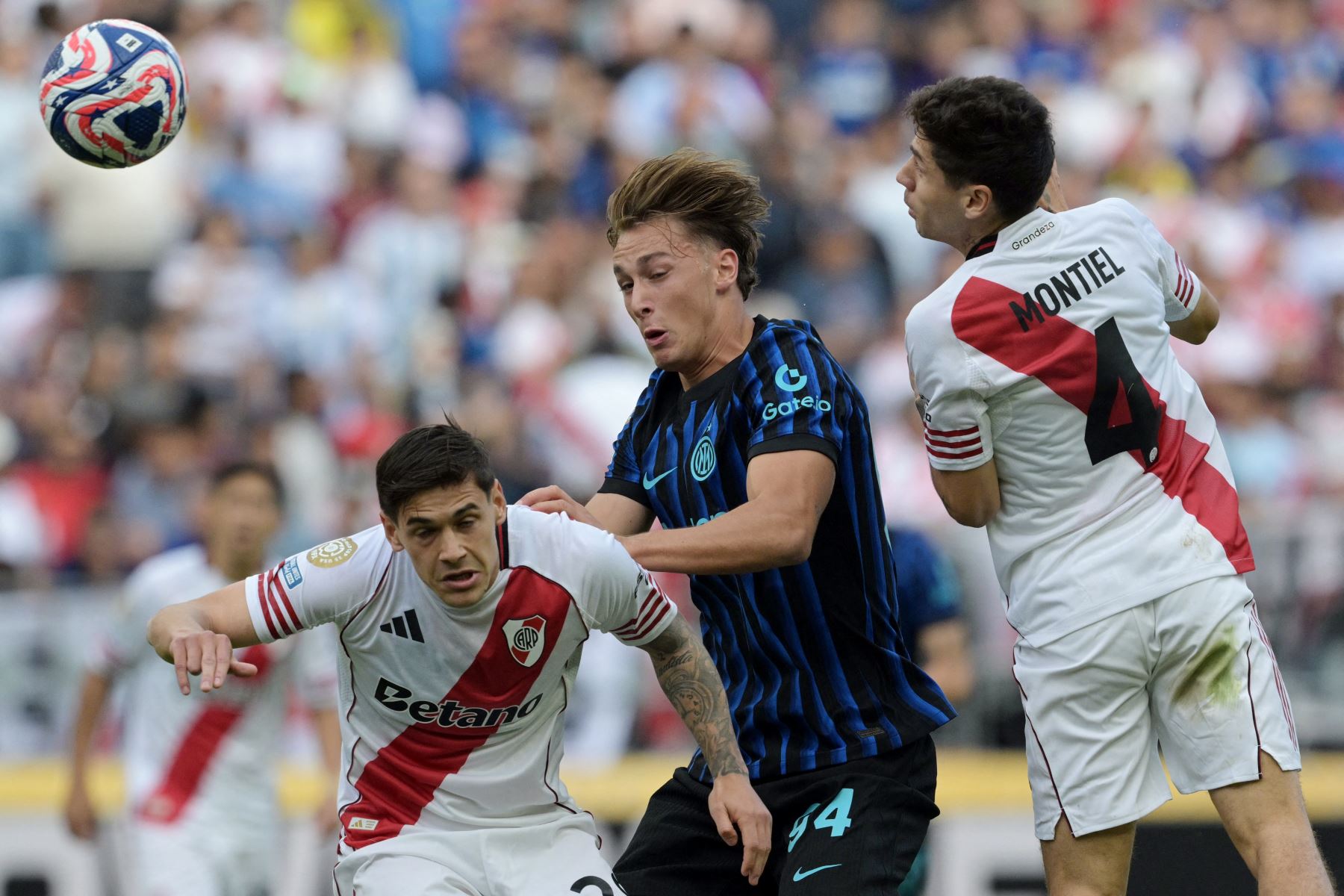 El centrocampista albanés del Inter de Milán, Kristjan Asllani, y el centrocampista argentino de River Plate, Franco Mastantuono, luchan por el balón durante el partido de fútbol del Grupo E de la Copa Mundial de Clubes de la FIFA 2025 entre el Inter de Milán de Italia y el River Plate de Argentina en el estadio Lumen Field en Seattle.
Foto: AFP