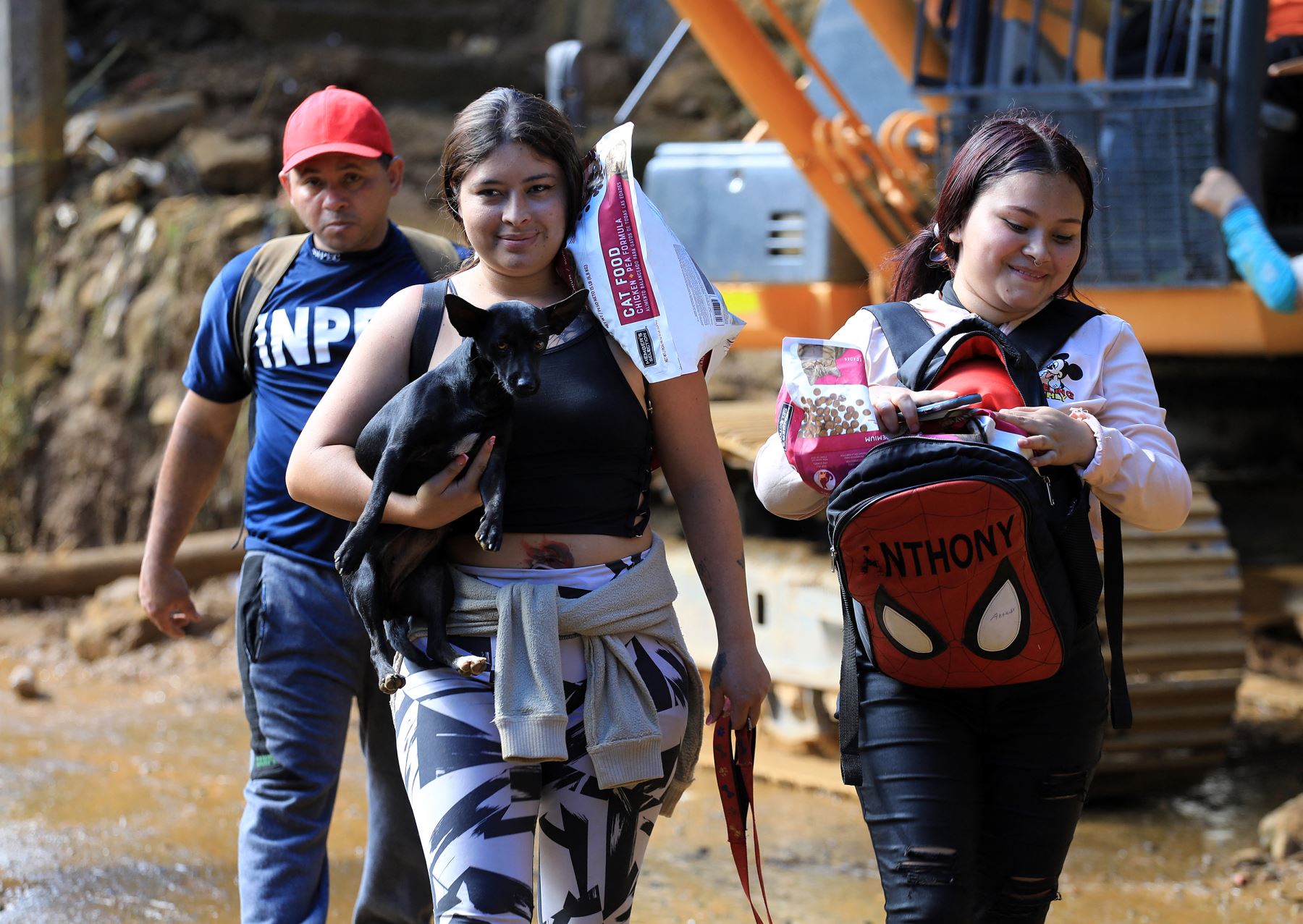 Residentes abandonan la zona tras recibir una orden de evacuación tras un deslizamiento de tierra en Bello, Antioquia, Colombia. Foto: AFP