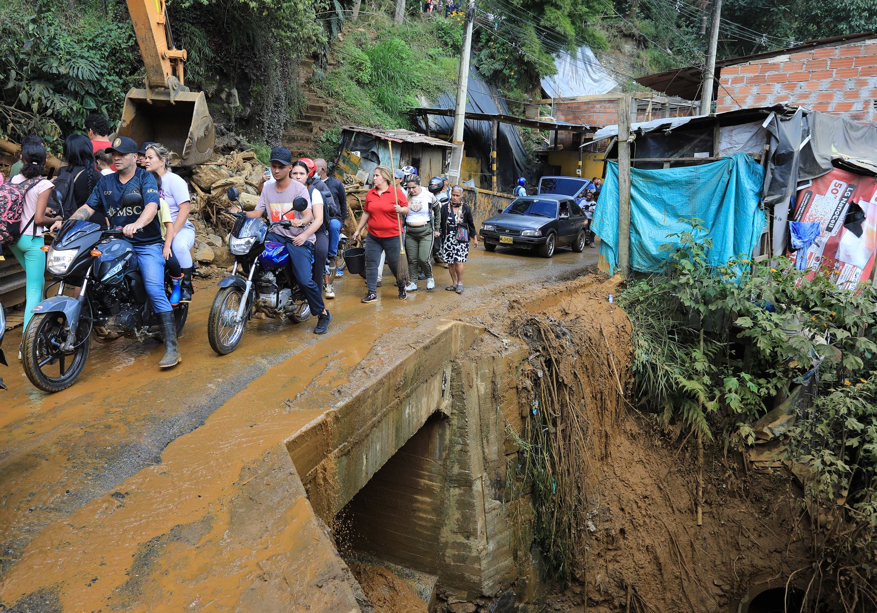 Residentes abandonan la zona tras recibir una orden de evacuación tras un deslizamiento de tierra en Bello, Antioquia, Colombia. Foto: AFP