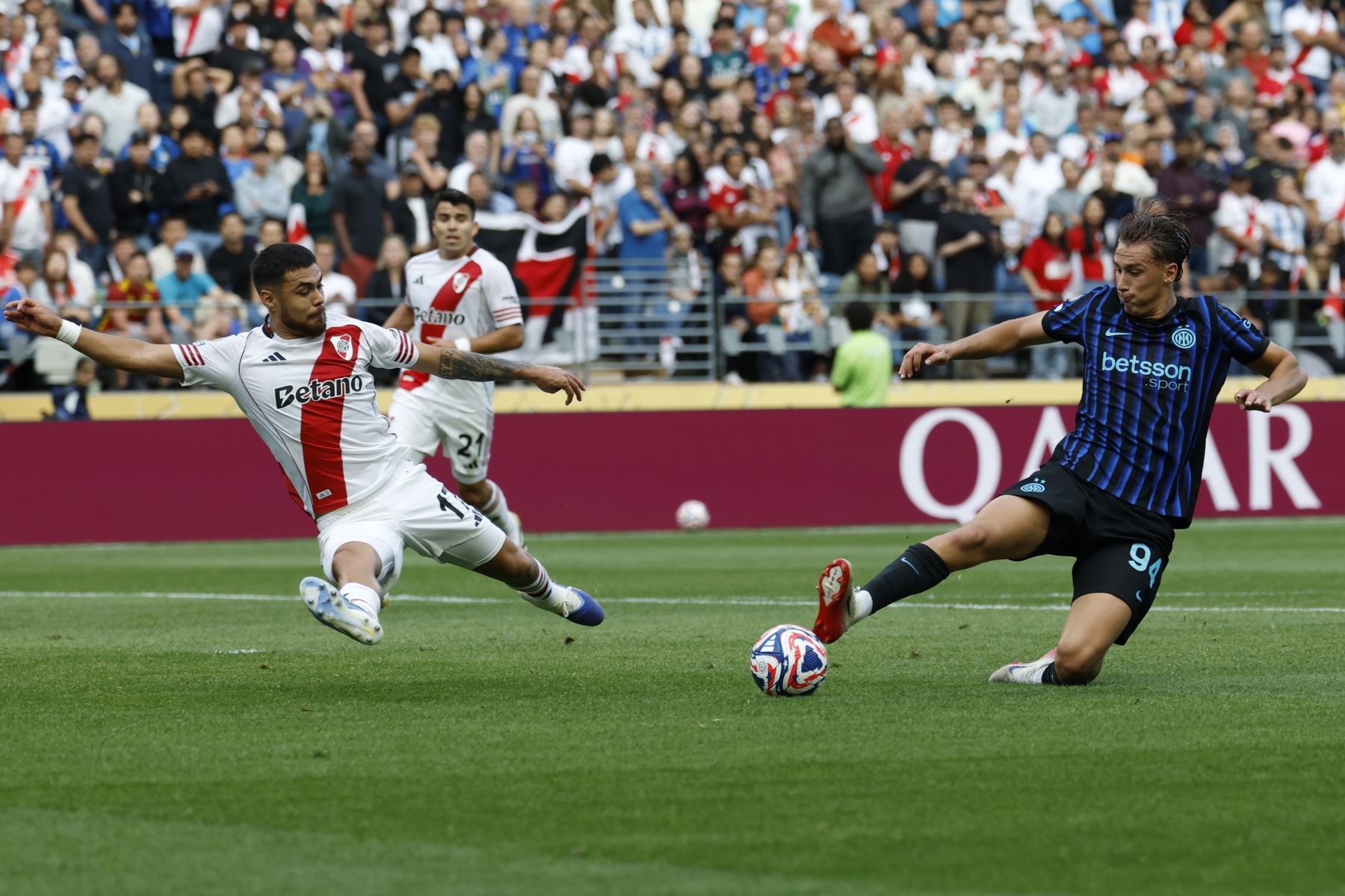 Francesco Pio Esposito, del Inter de Milán, en acción contra Paulo Díaz, de River Plate, durante el partido de la Copa Mundial de Clubes de la FIFA 2025, en Seattle, EE. UU. Foto: EFE