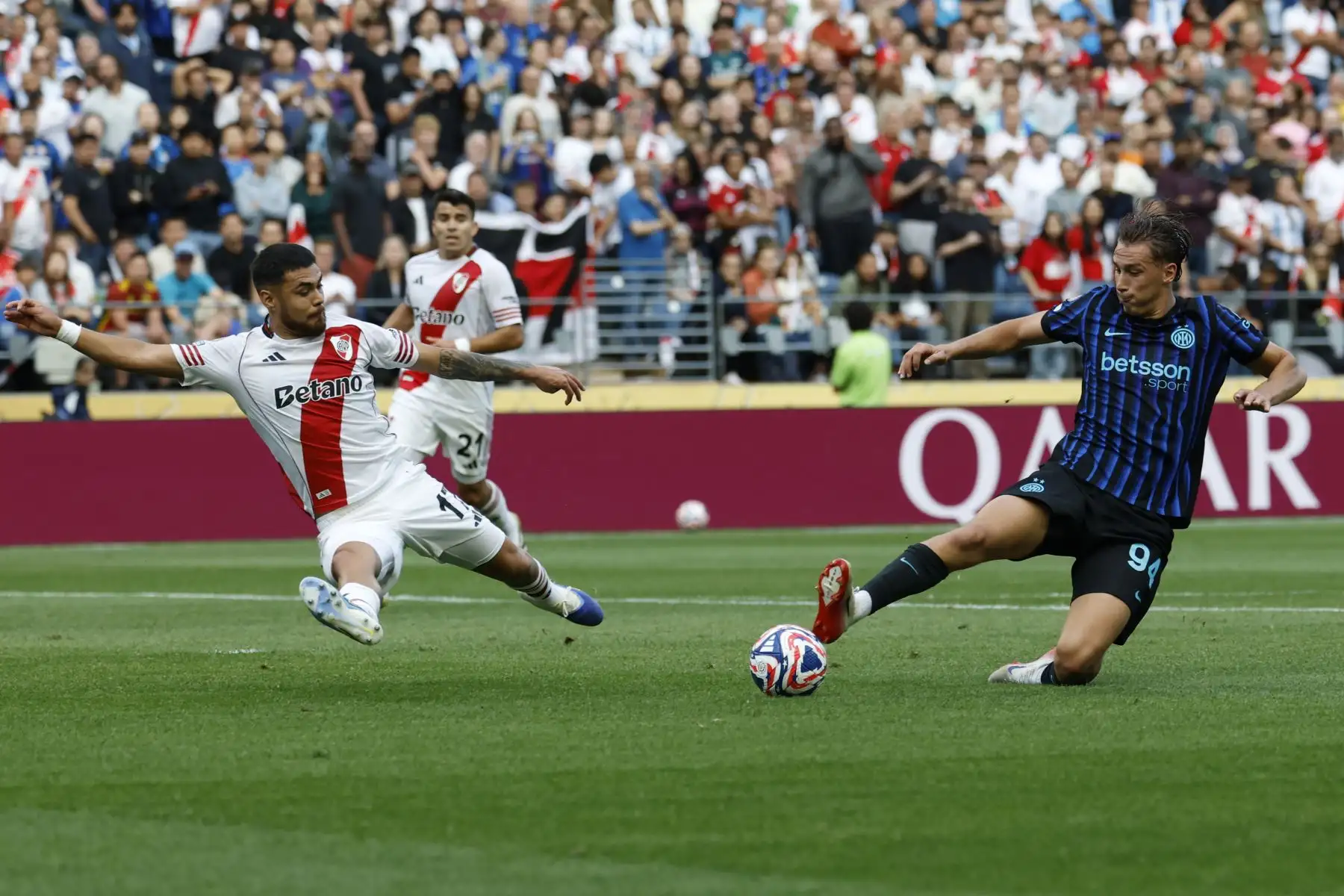 Francesco Pio Esposito del Inter de Milán en acción contra Paulo Díaz de River Plate durante el partido de la Copa Mundial de Clubes de la FIFA 2025 entre el Inter de Milán y River Plate en Seattle, Washington, EE. UU..
Foto: EFE