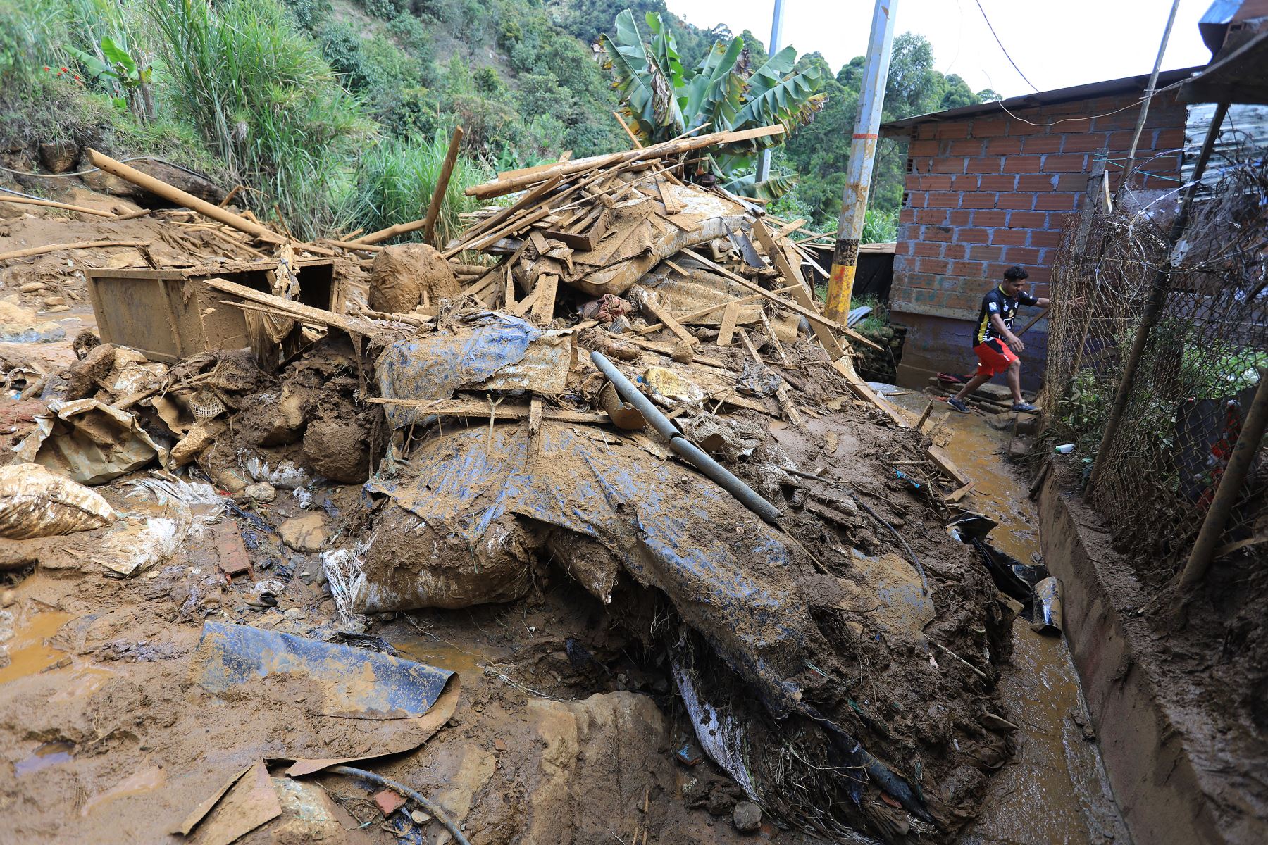 Un deslizamiento de tierra provocado por las fuertes lluvias causó la muerte de al menos 10 personas y heridas a otras ocho cerca de la ciudad colombiana de Medellín, según informaron las autoridades.  AFP