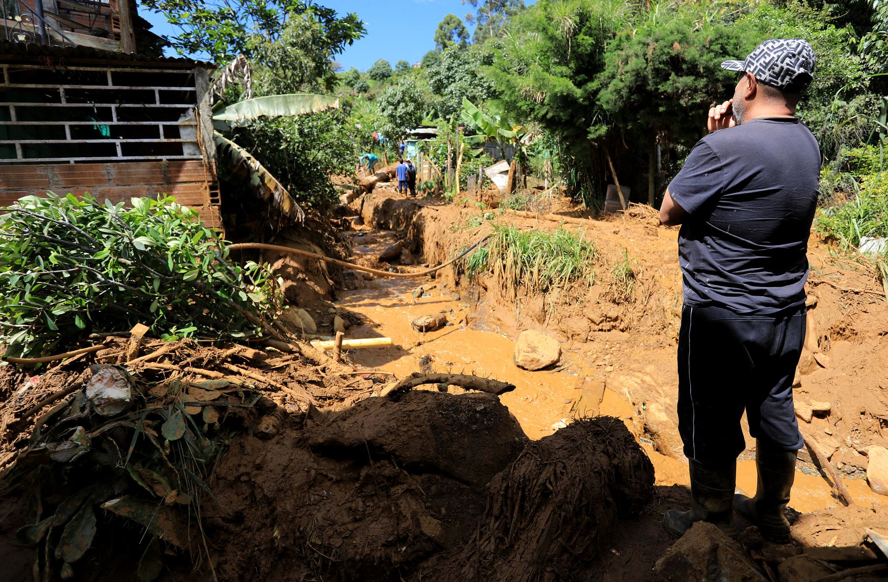 Se advirtió a los residentes locales que evacuaran la zona del municipio de Bello, que seguía siendo vulnerable a deslizamientos de tierra, declaró el gobernador de Antioquia, Andrés Julián Rendón, al confirmar las víctimas. AFP